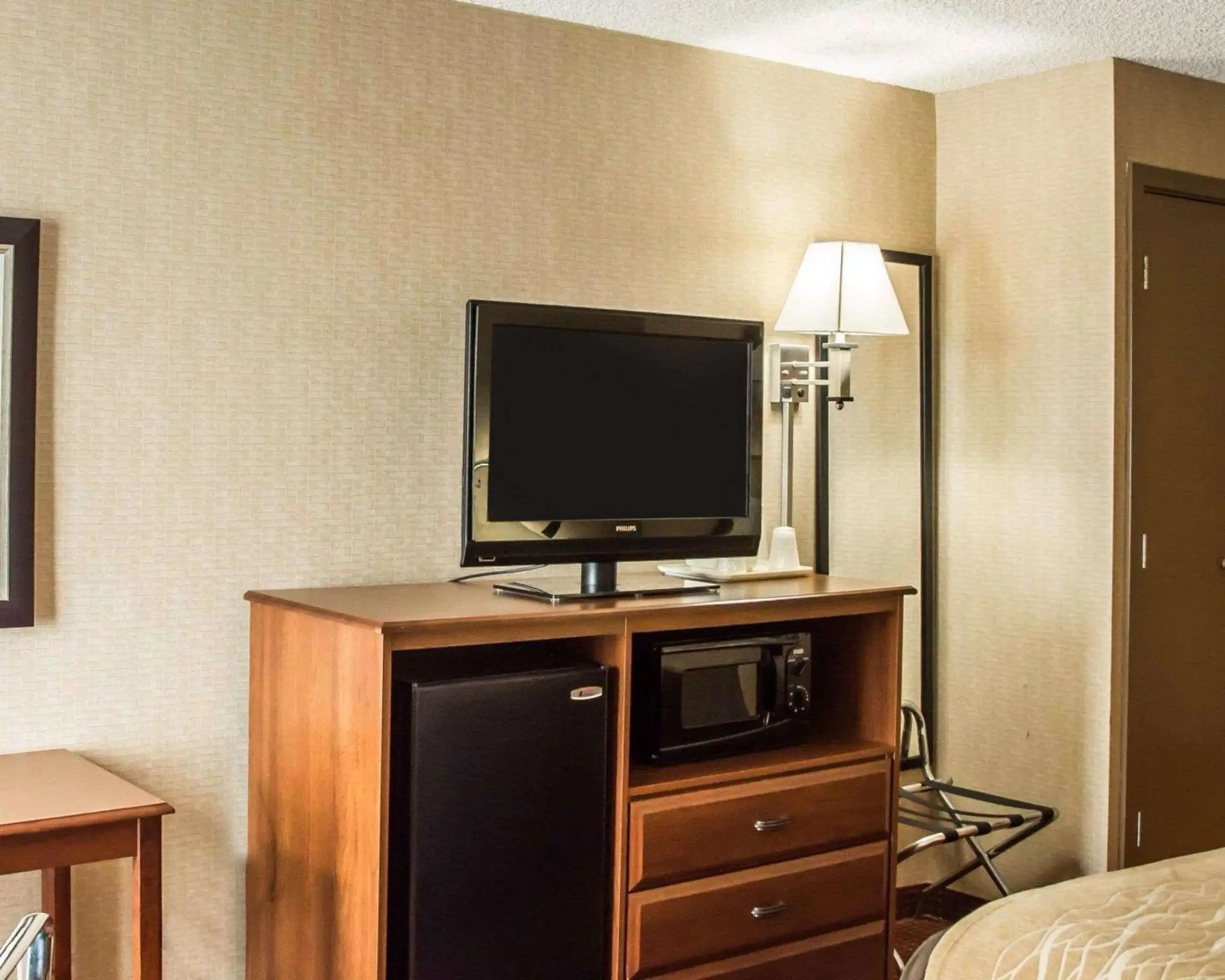 Photo of the whole room, TV/Entertainment Center in Quality Inn Springboro West