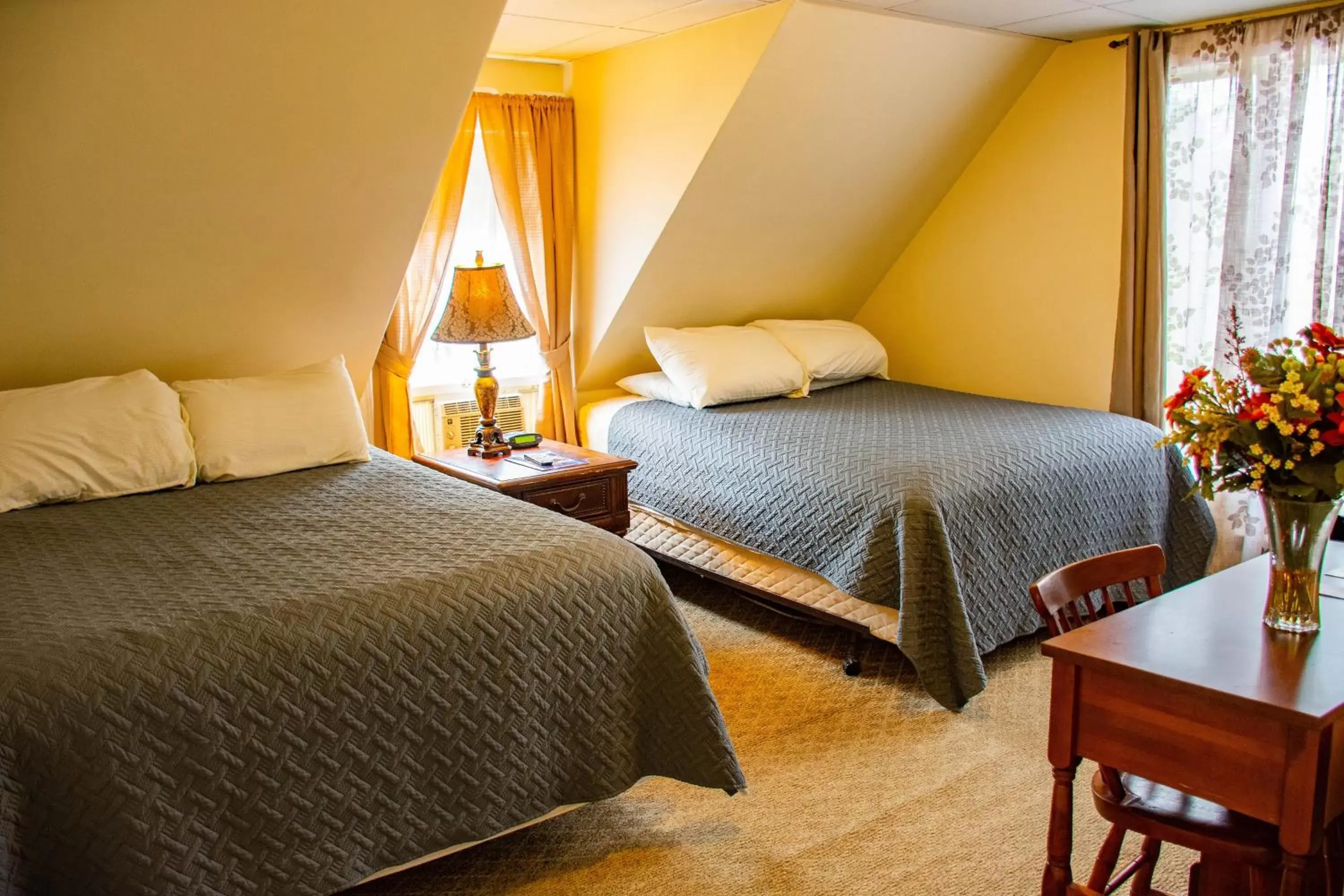 Photo of the whole room, Bed in The Whitetail Inn and Suites- Lincoln