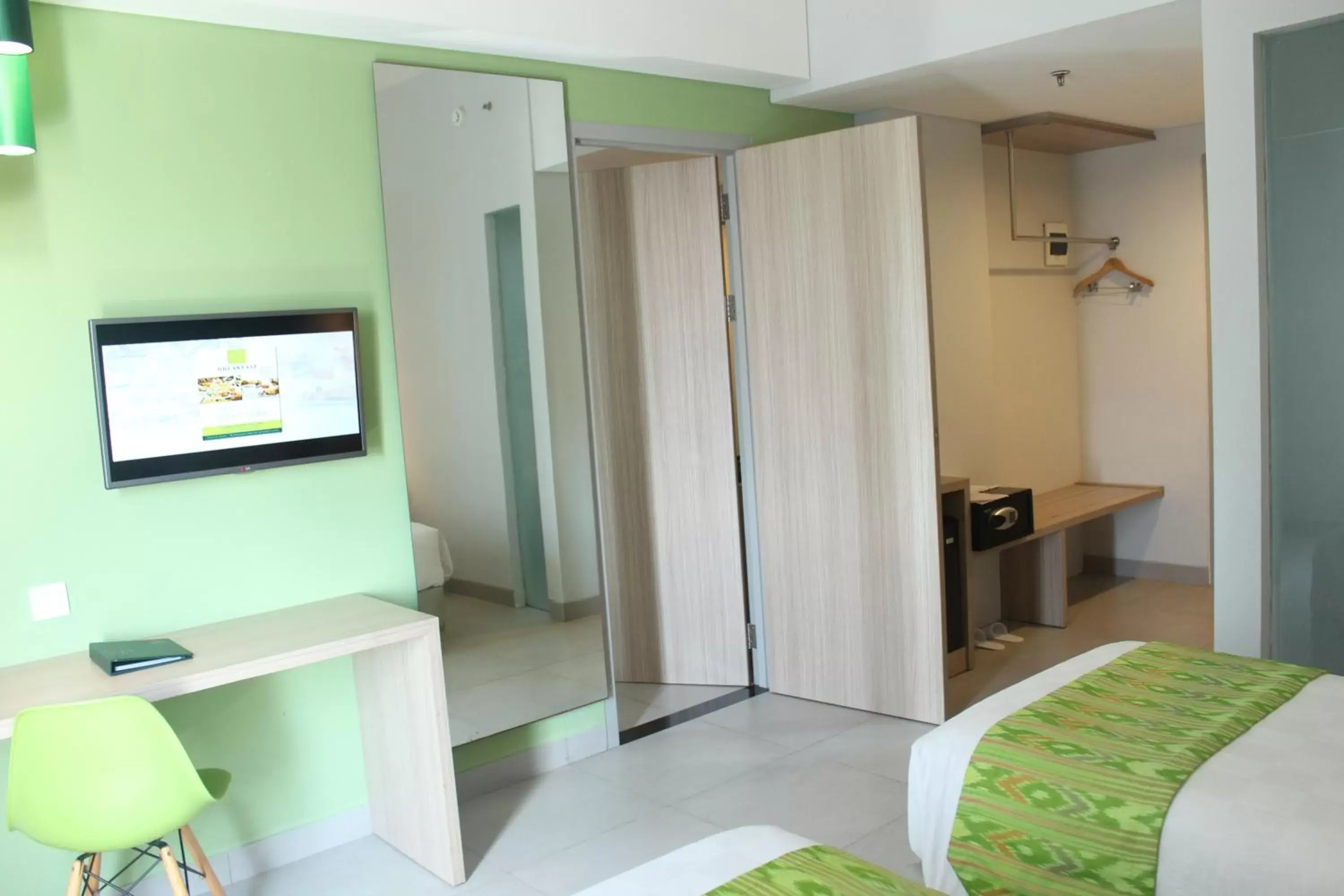 Bed, TV/Entertainment Center in KHAS Makassar Hotel