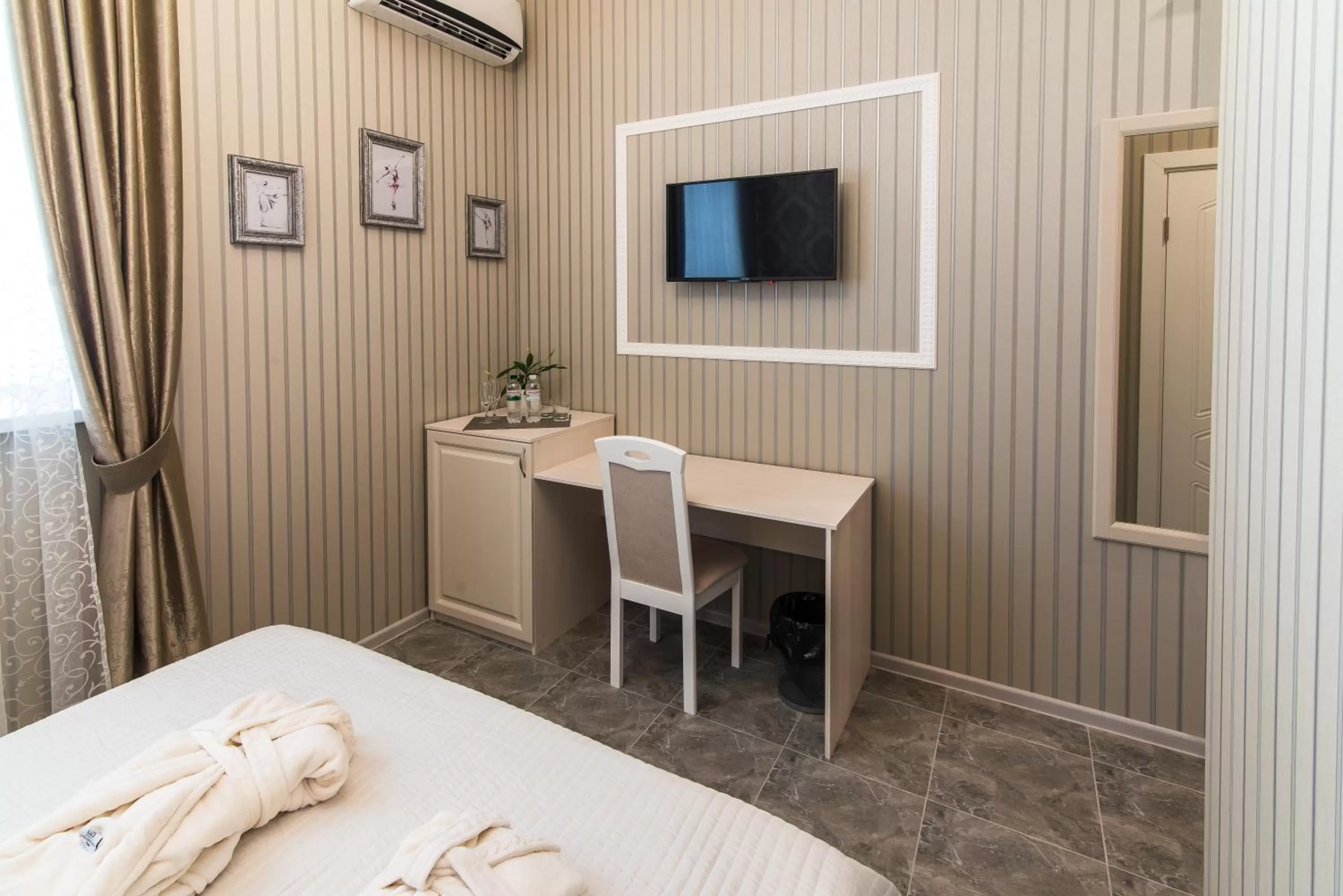 Communal lounge/ TV room, Bed in L.O.Y Family Hotel