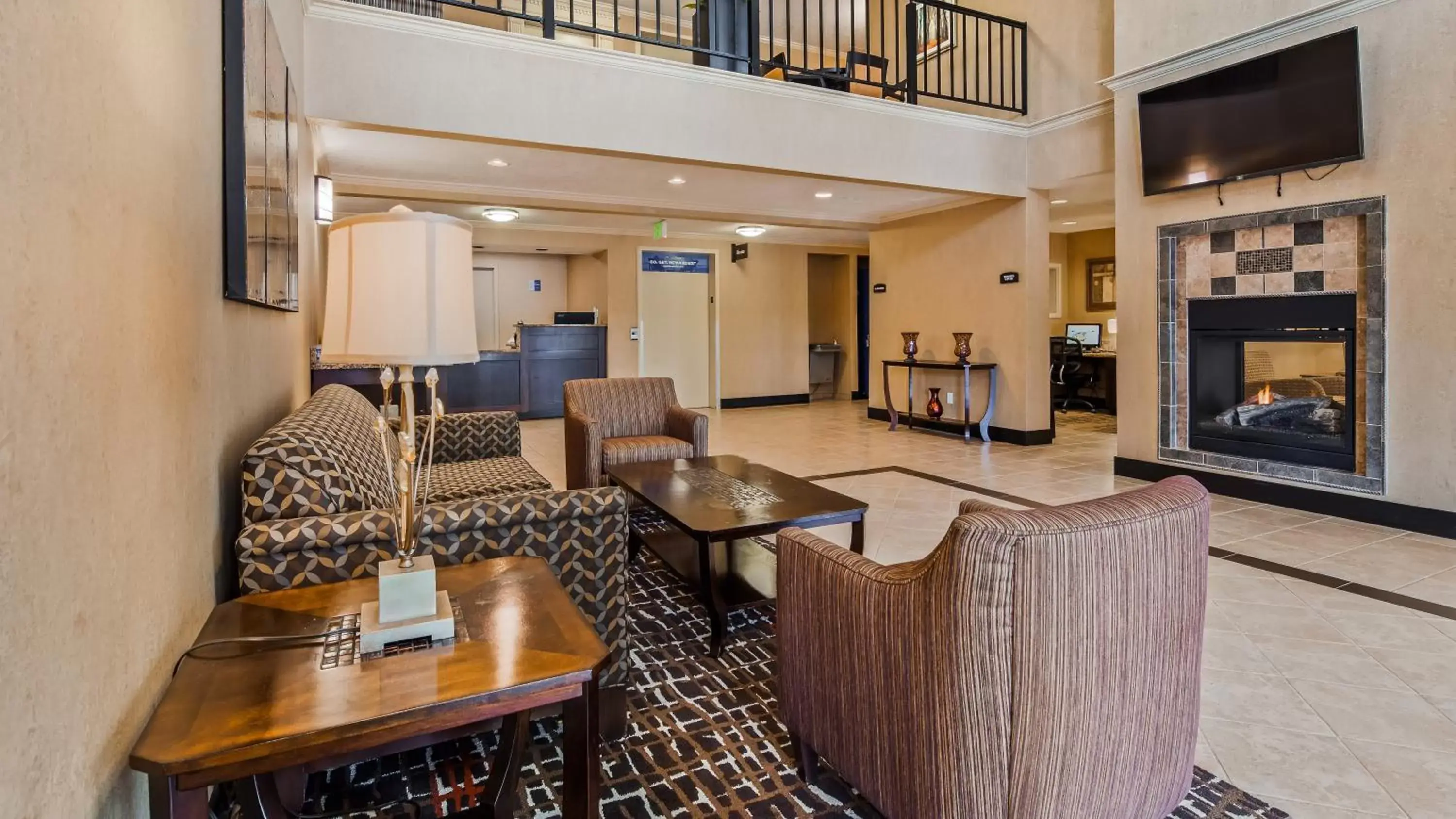 Lobby or reception, Lounge/Bar in Best Western Grand Manor Inn