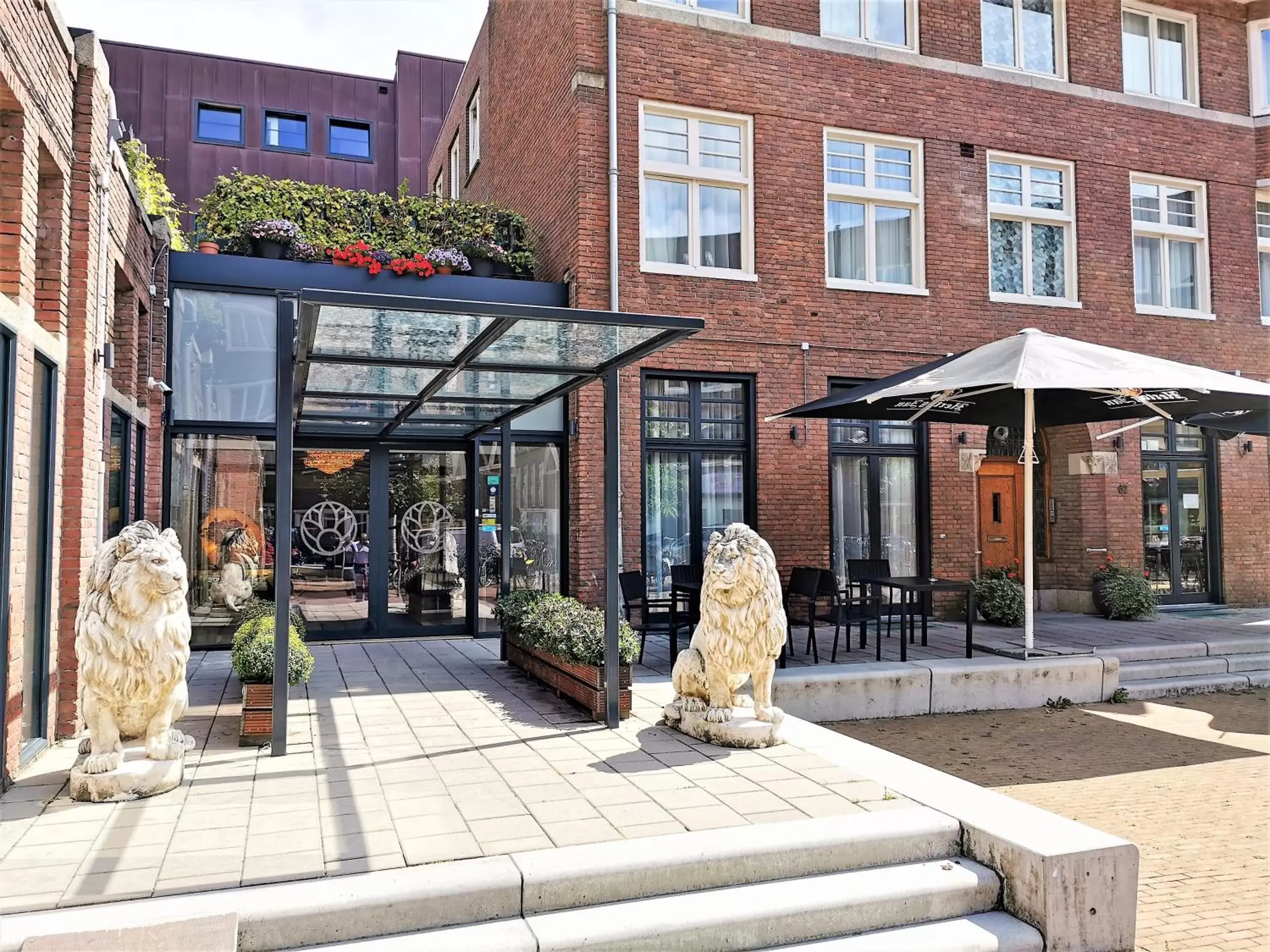 Facade/entrance in Chasse Hotel Facade/entrance in Chasse Hotel
