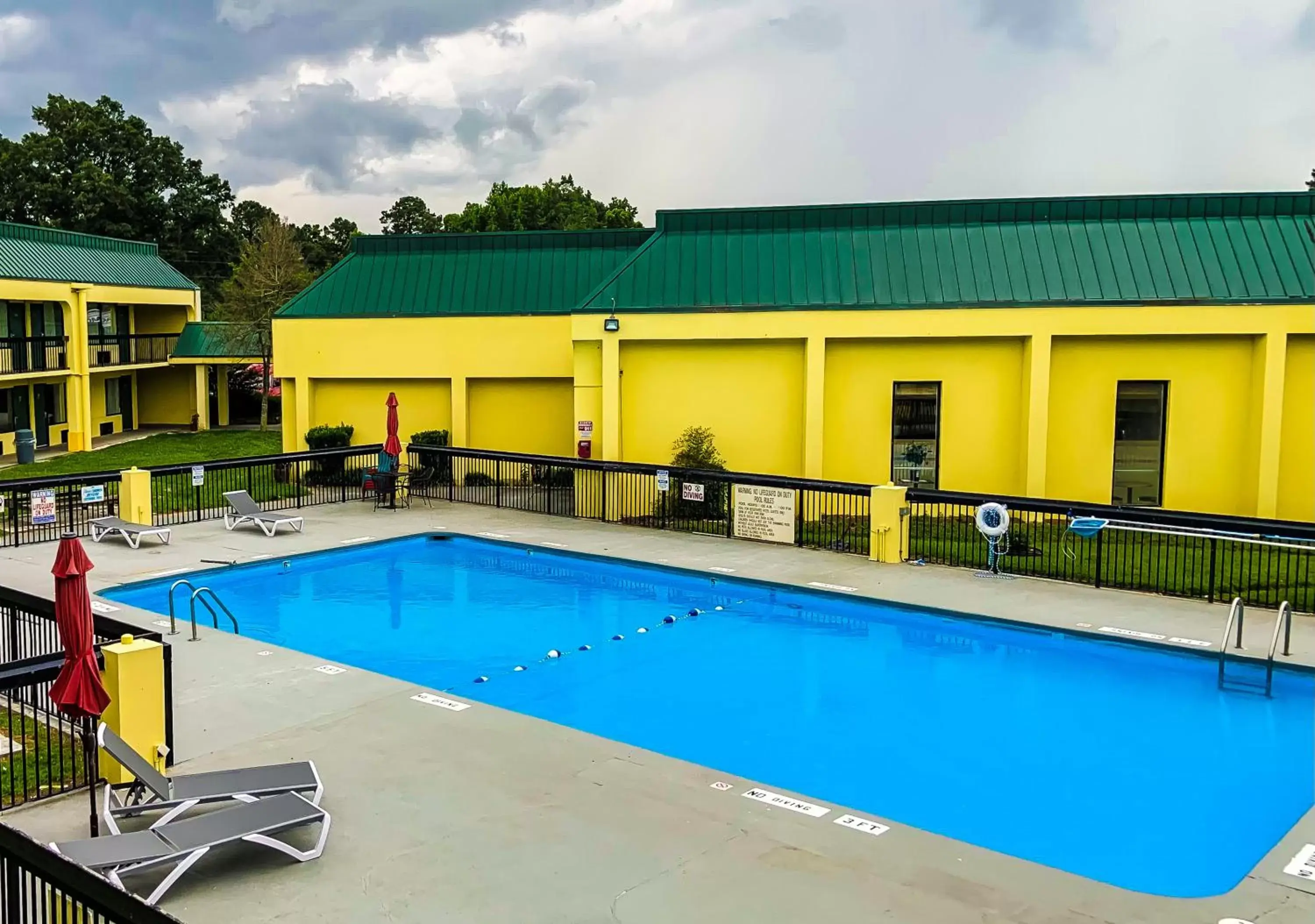 Swimming pool in Red Carpet Inn Kinston Swimming pool in Red Carpet Inn Kinston