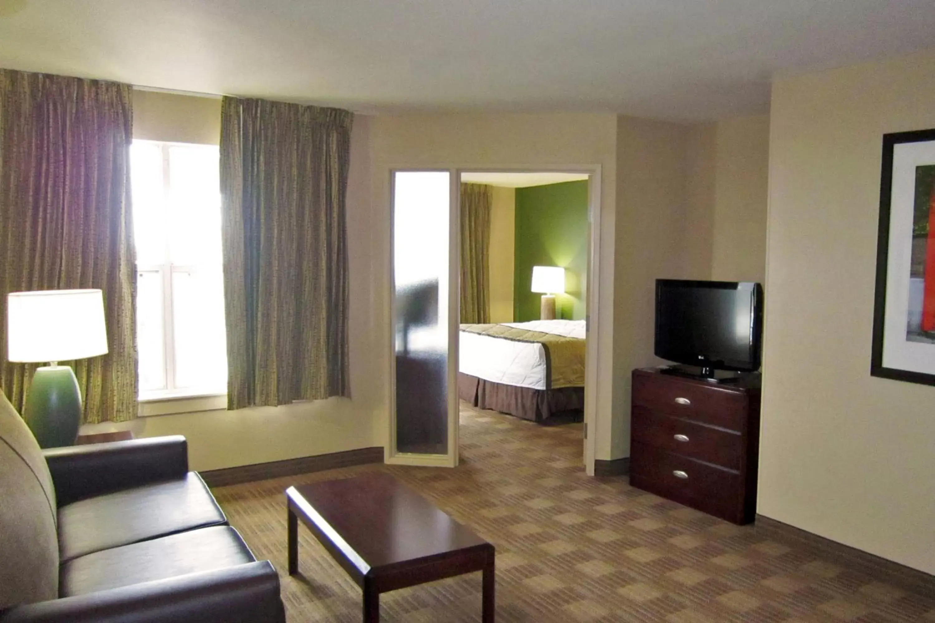 Seating area, TV/Entertainment Center in Extended Stay America Suites - Houston - Med Ctr - NRG Park - Braeswood Blvd