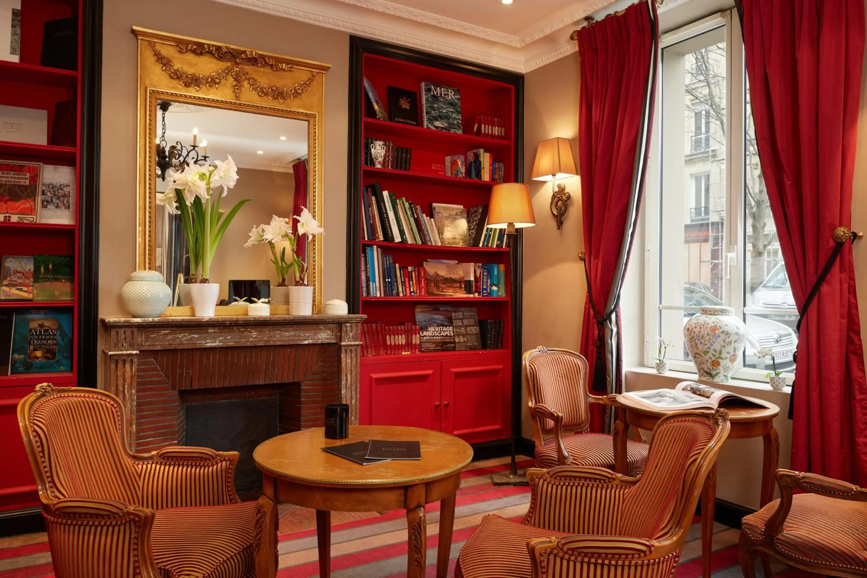 Library in Hôtel Relais Saint Jacques Paris