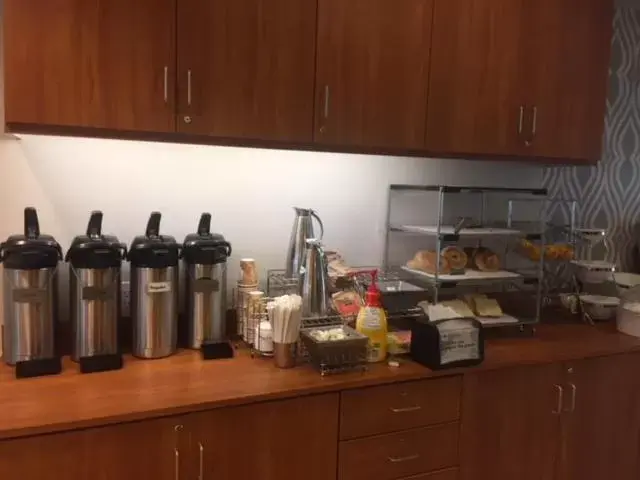 Breakfast, Kitchen/Kitchenette in Microtel Inn and Suites by Wyndham Port Charlotte