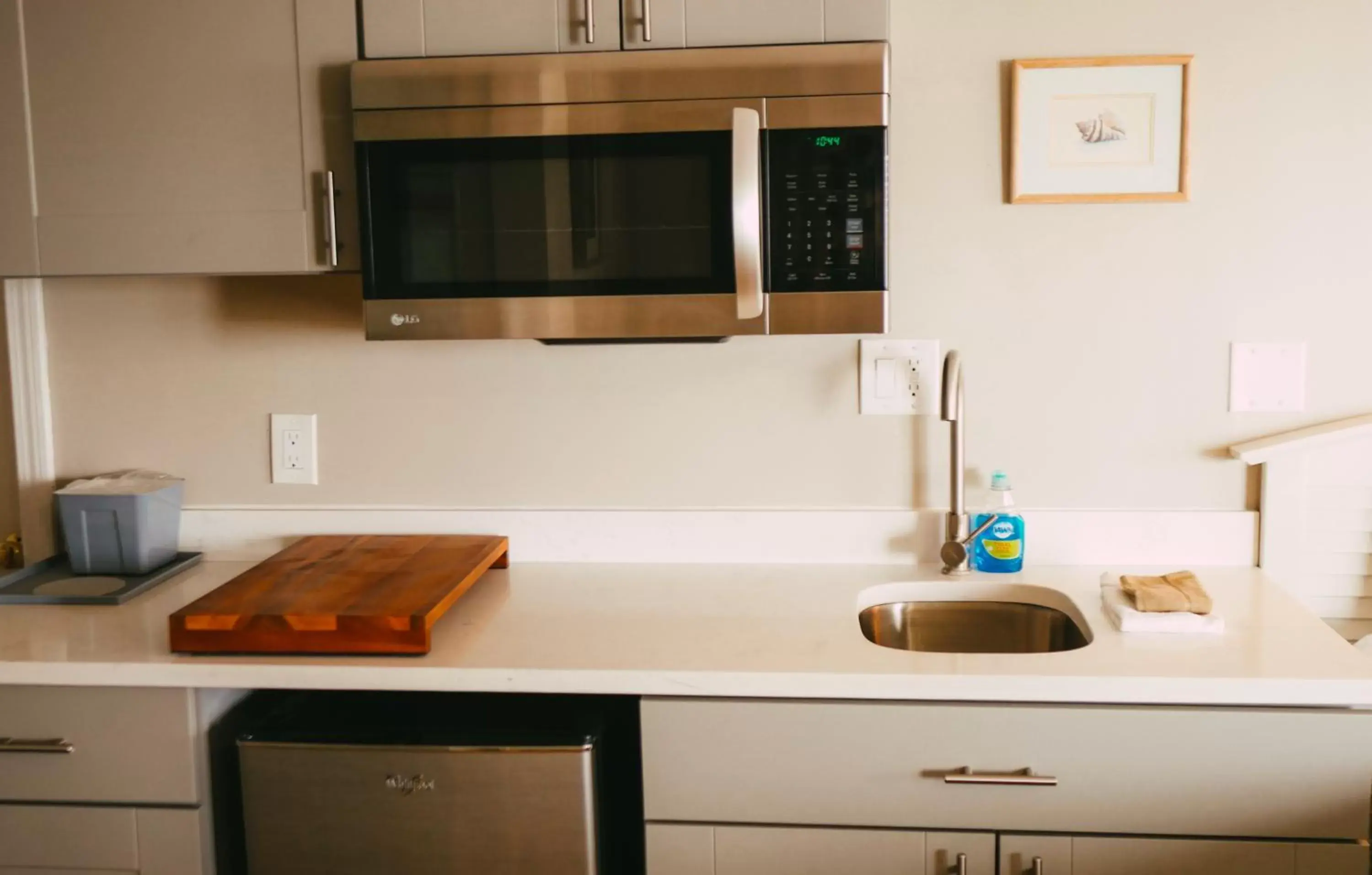 Kitchen/Kitchenette in The Atlantic Motel