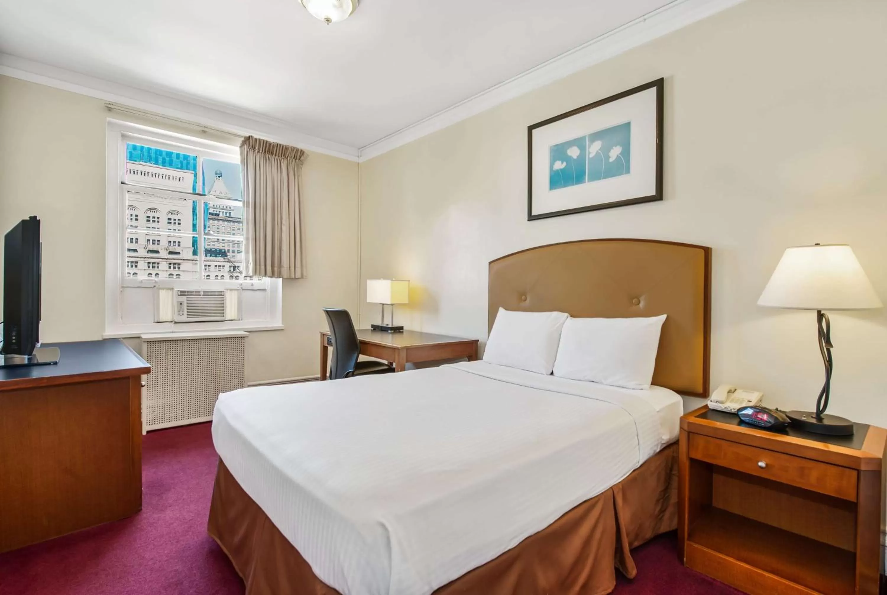 Photo of the whole room, Bed in Travelodge by Wyndham Downtown Chicago