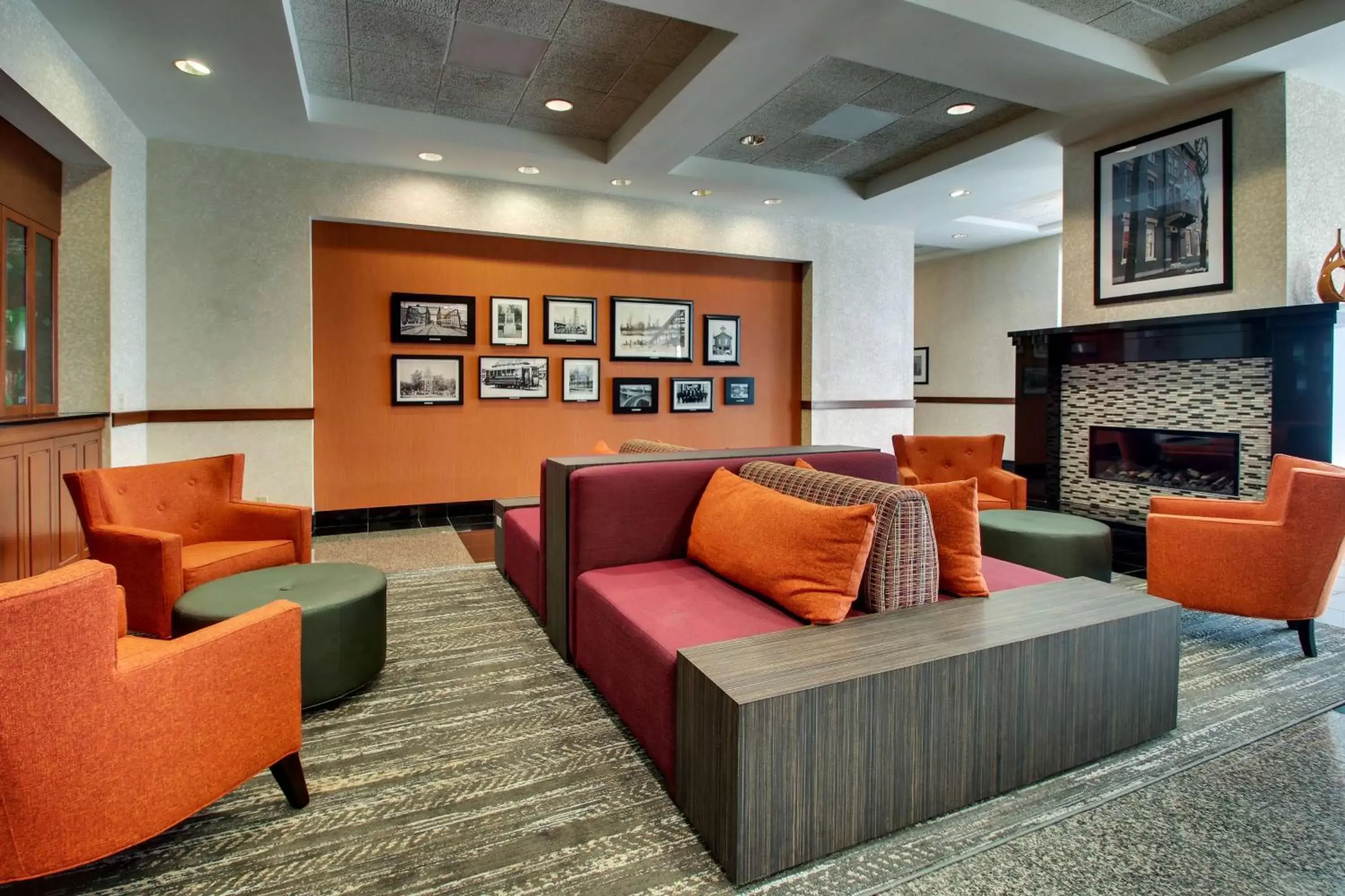 Lobby or reception, Lounge/Bar in Drury Inn & Suites Findlay