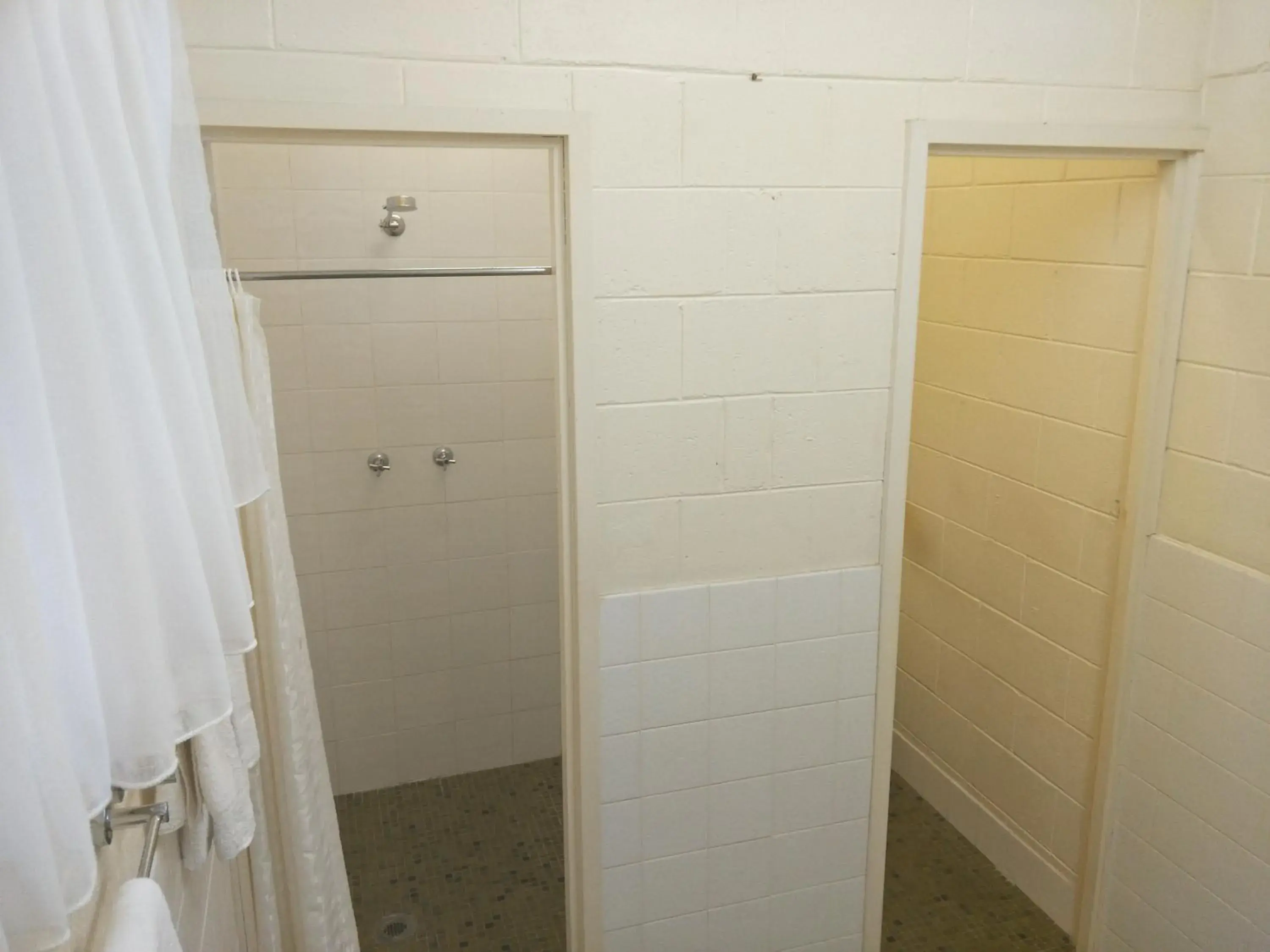 Shower, Bathroom in Arkana Motel