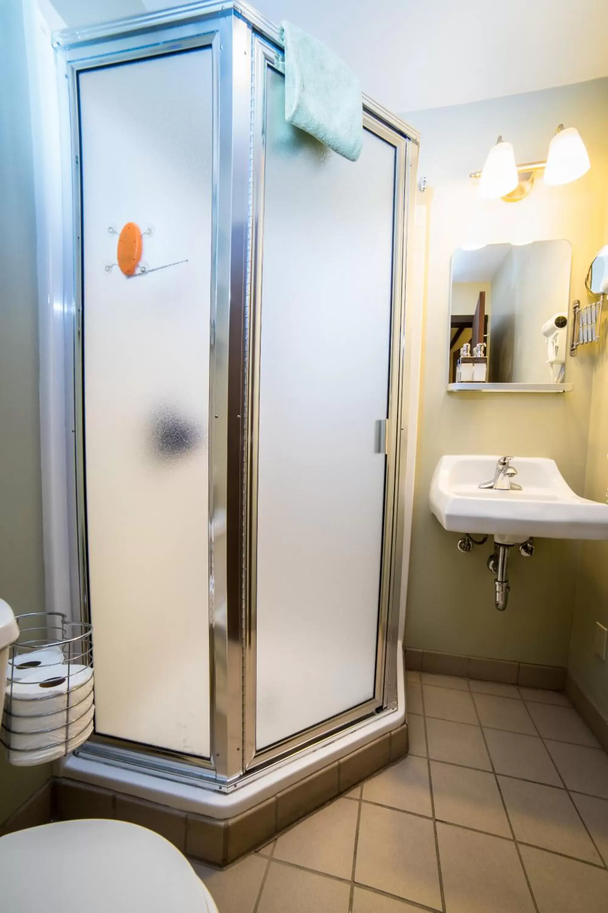 Shower, Bathroom in Silverbow Inn & Suites