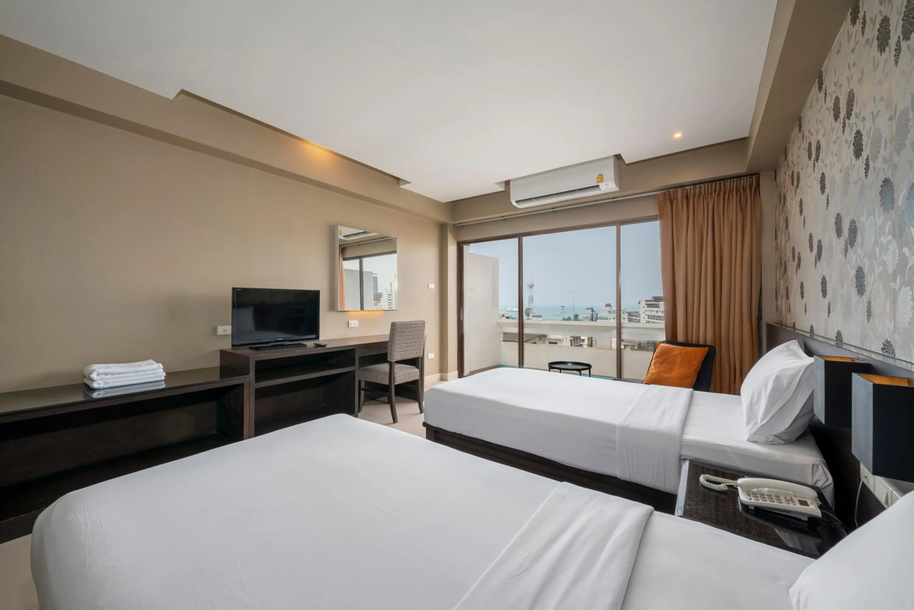Bedroom, Bed in Welcome Plaza Hotel Pattaya