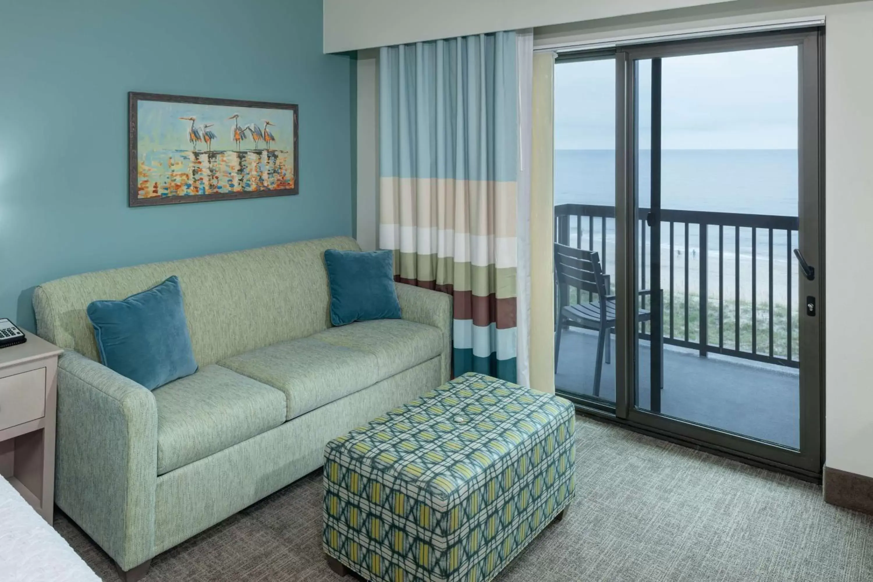 Bed, Seating Area in Hampton Inn & Suites by Hilton Carolina Beach Oceanfront