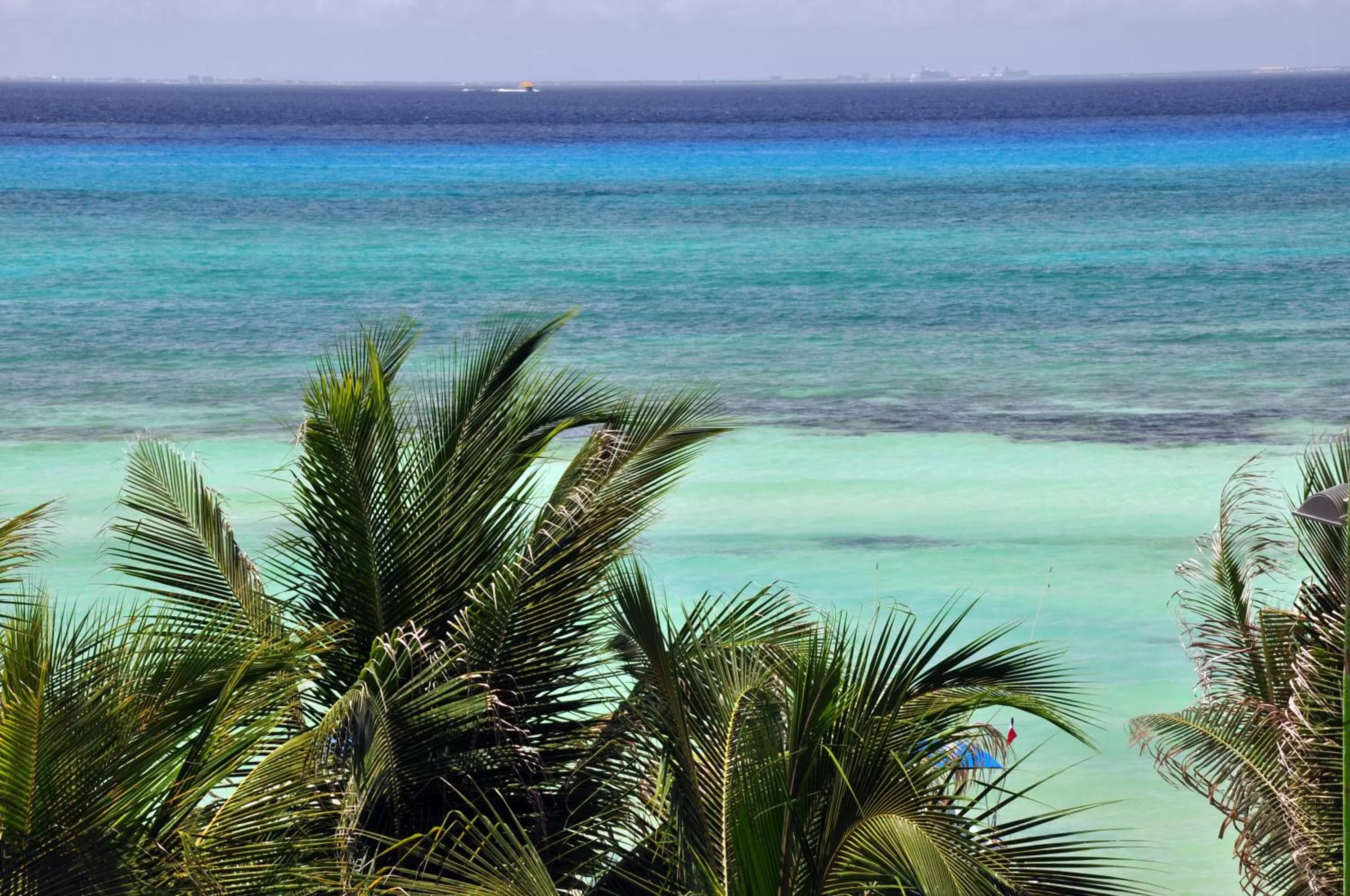 Day in El Taj Oceanfront and Beachside Condo Hotel