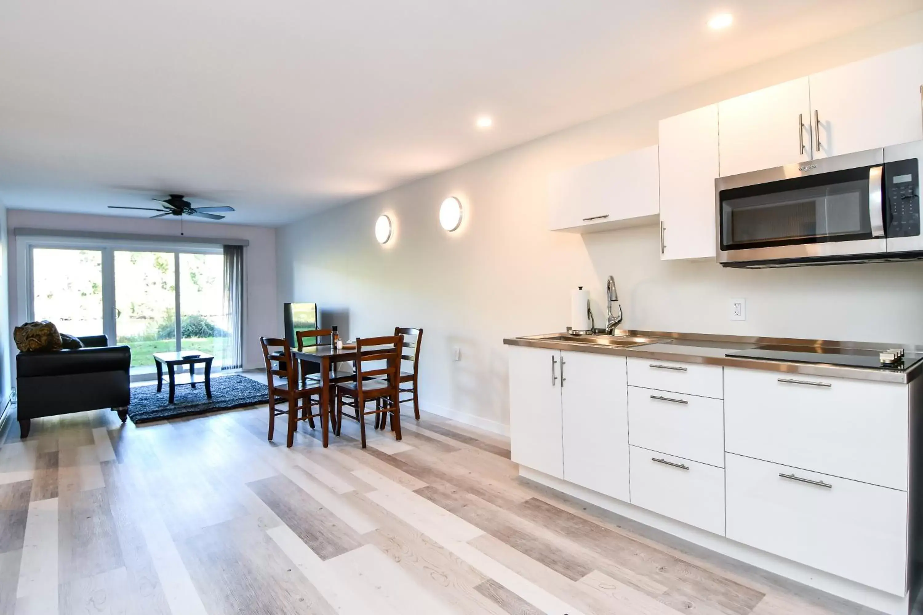 Kitchen/Kitchenette in Chateau Riverside