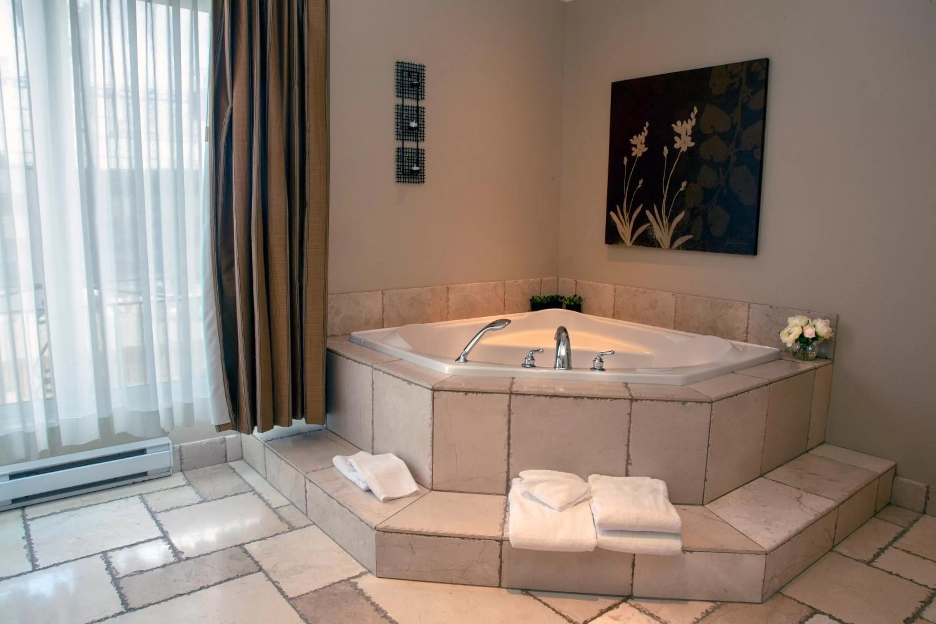 Hot Tub in Hotel Brossard