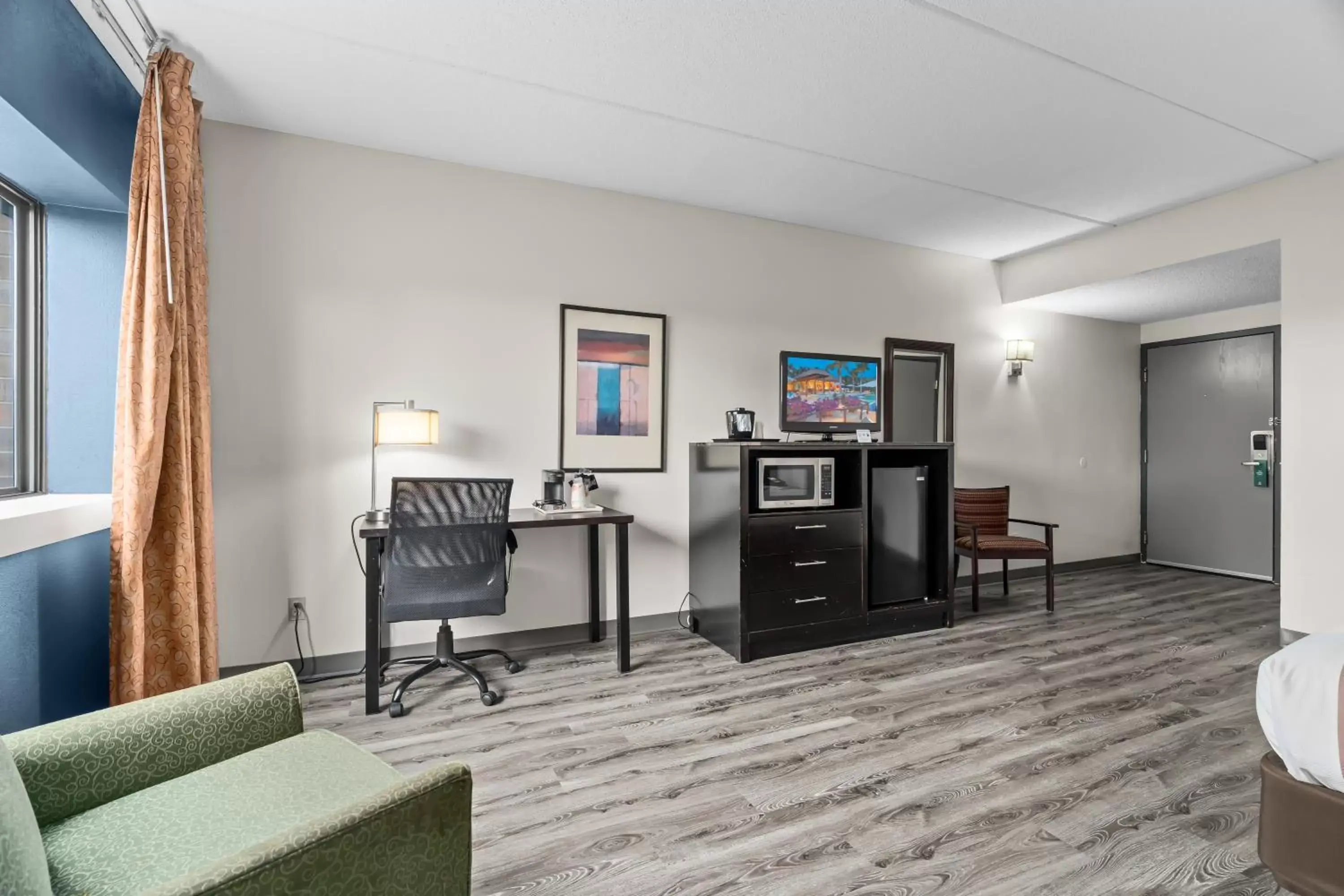 Seating area, TV/Entertainment Center in Quality Inn & Suites Mall of America - MSP Airport