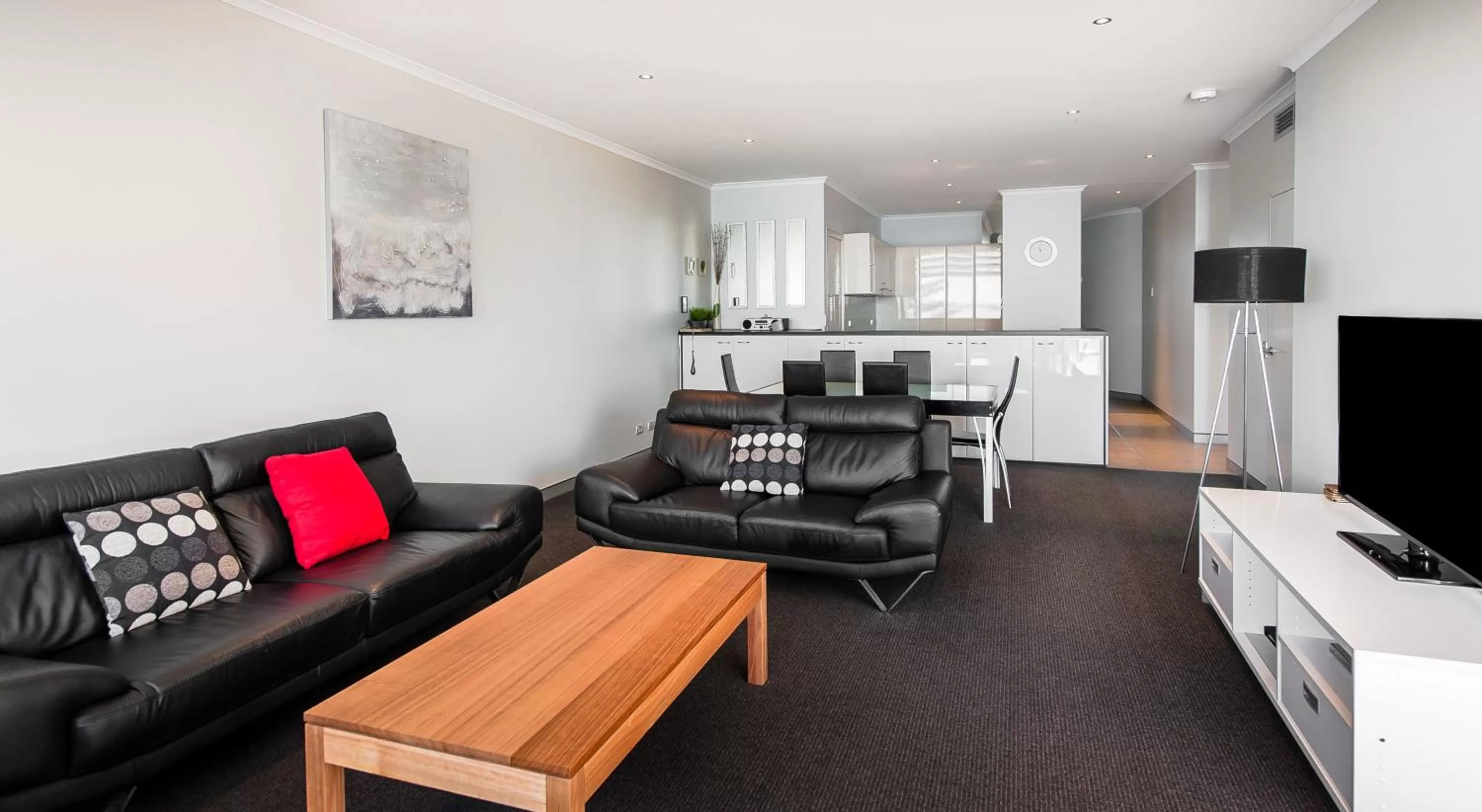 Kitchen or kitchenette, Lounge/Bar in Sandcastle Apartments