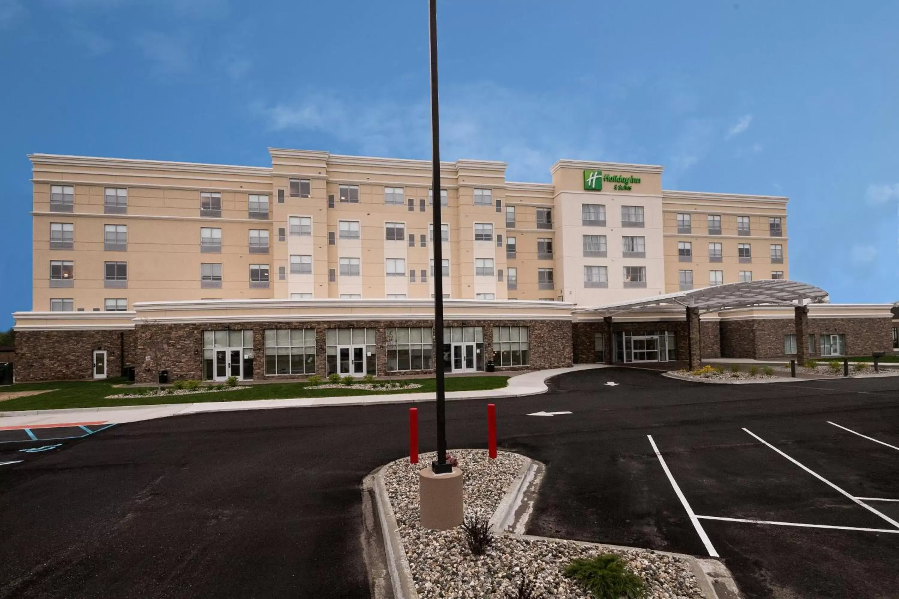 Property Building in Holiday Inn Hotel & Suites - Mount Pleasant, an IHG Hotel