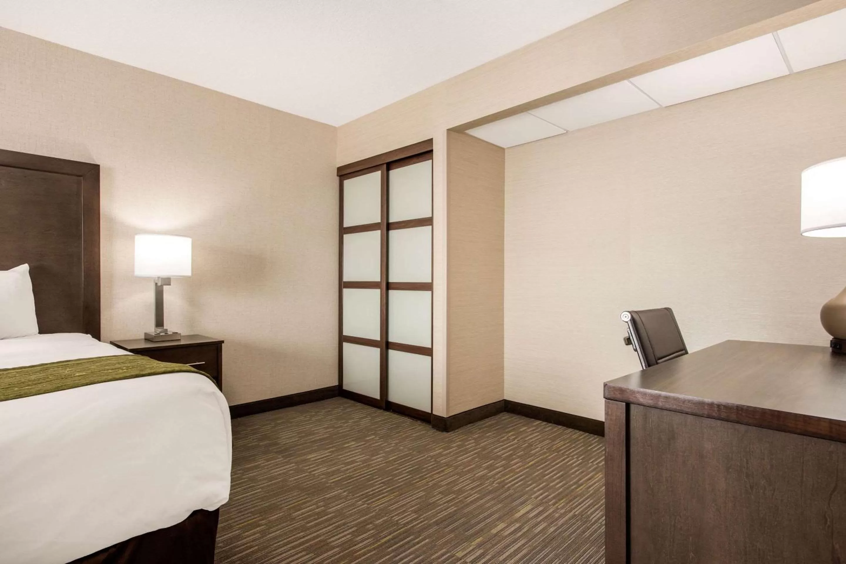Photo of the whole room, Bed in Comfort Inn & Suites
