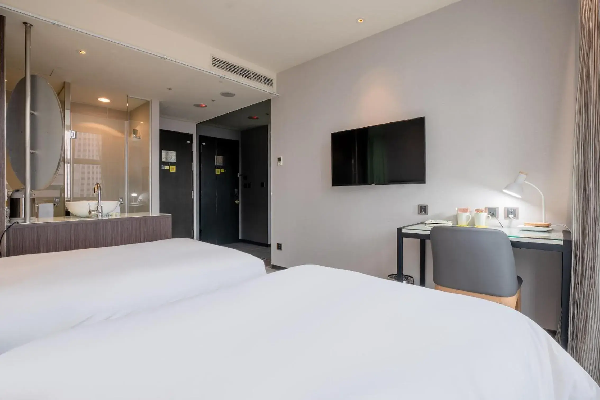 Photo of the whole room, Bed in CHECK inn Taipei Xinyi (Quarantine Hotel)