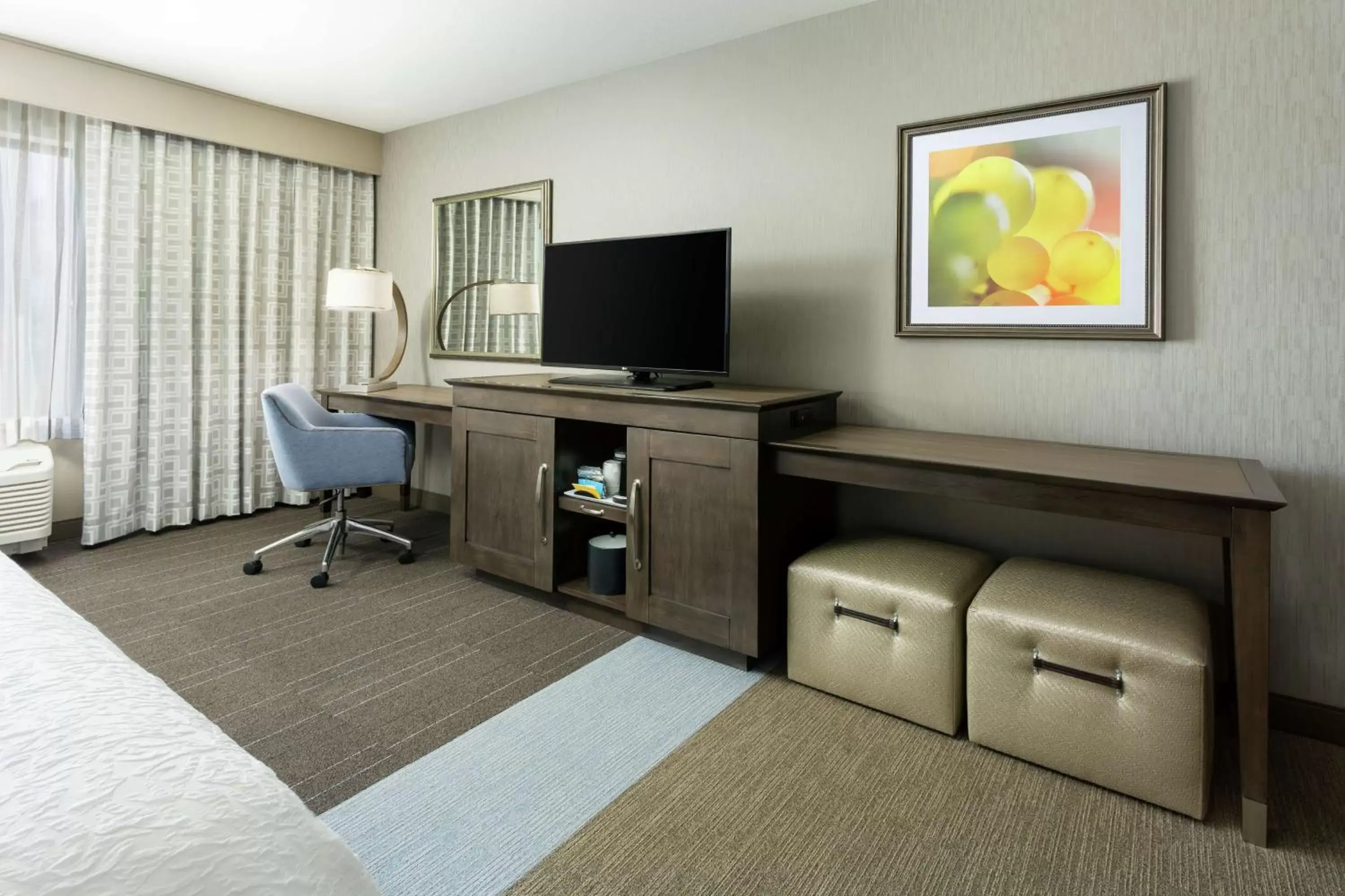 Bedroom, TV/Entertainment Center in Hampton Inn & Suites - Napa, CA
