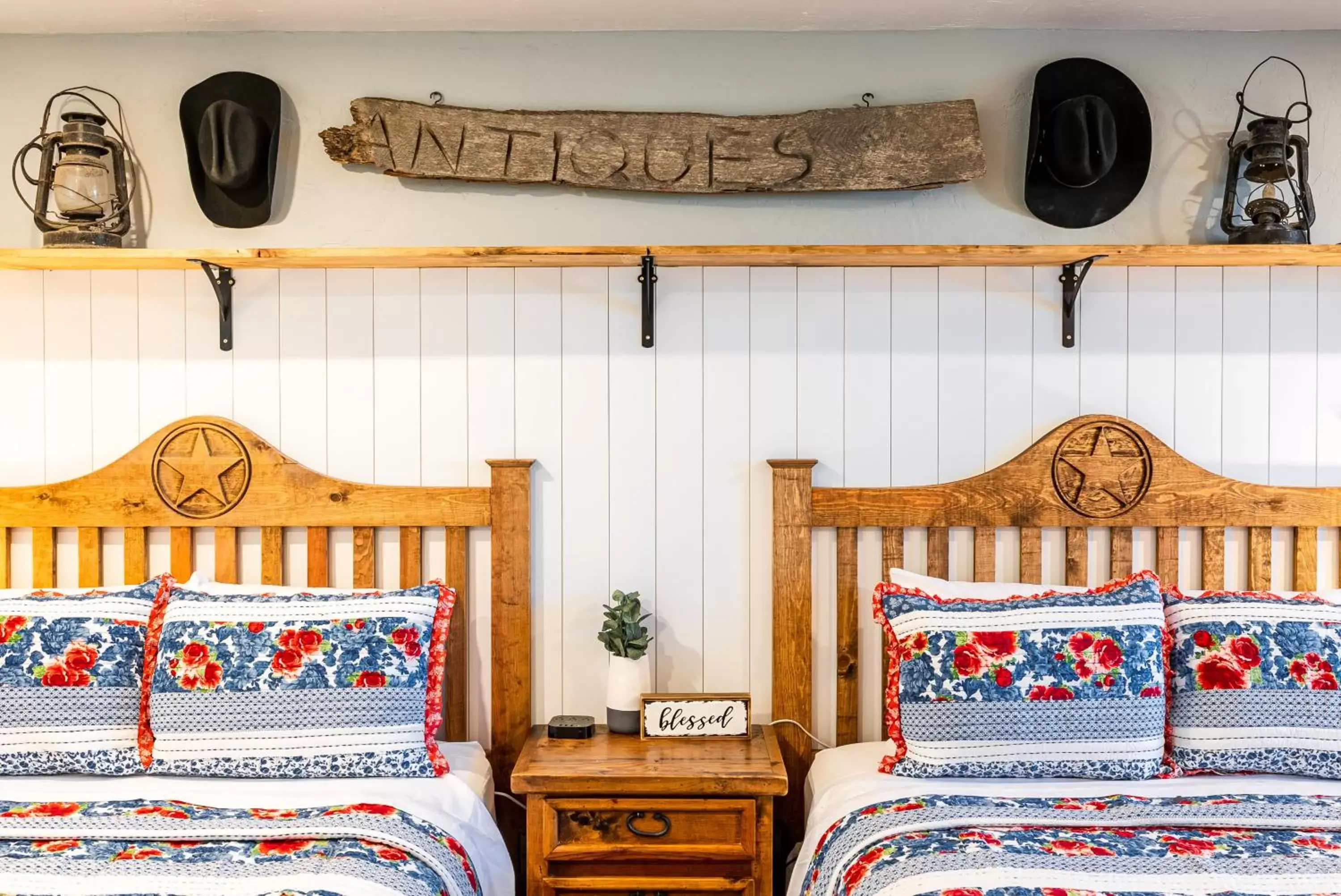 Photo of the whole room, Bed in The Big Texan Motel