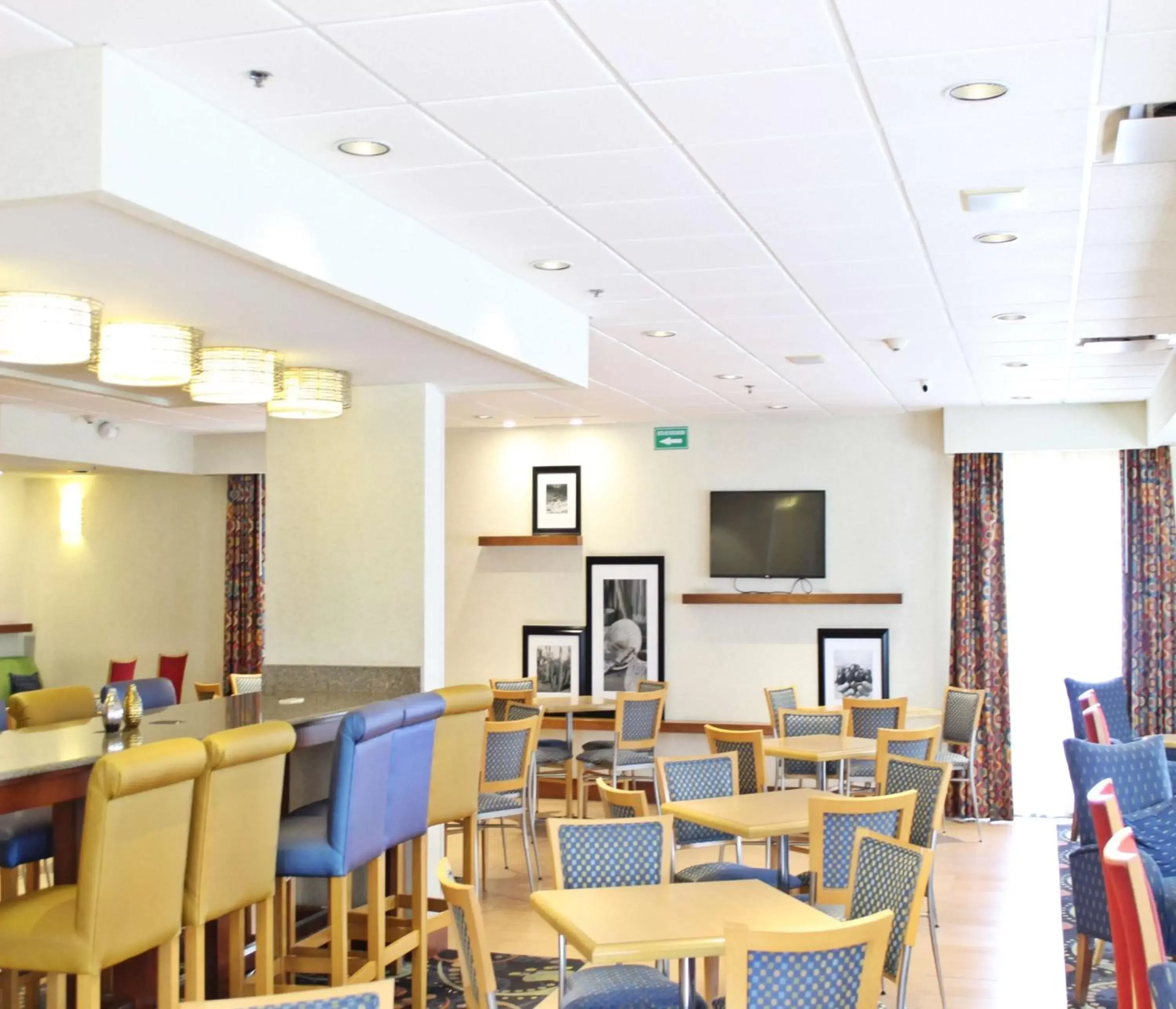 Lobby or reception, Restaurant/Places to Eat in Hampton by Hilton Saltillo Zona Aeropuerto