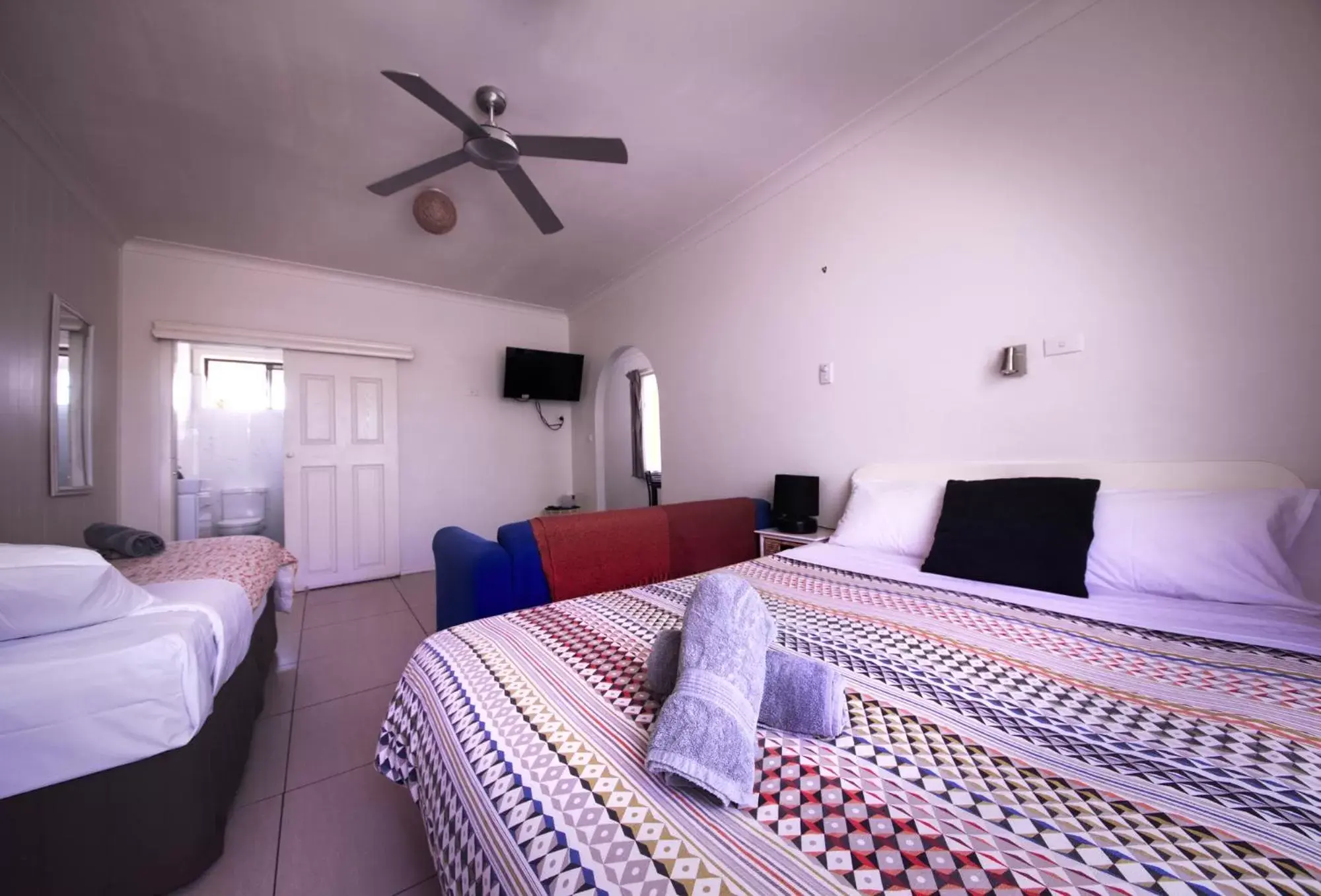 Photo of the whole room, Bed in Tuncurry Motor Lodge