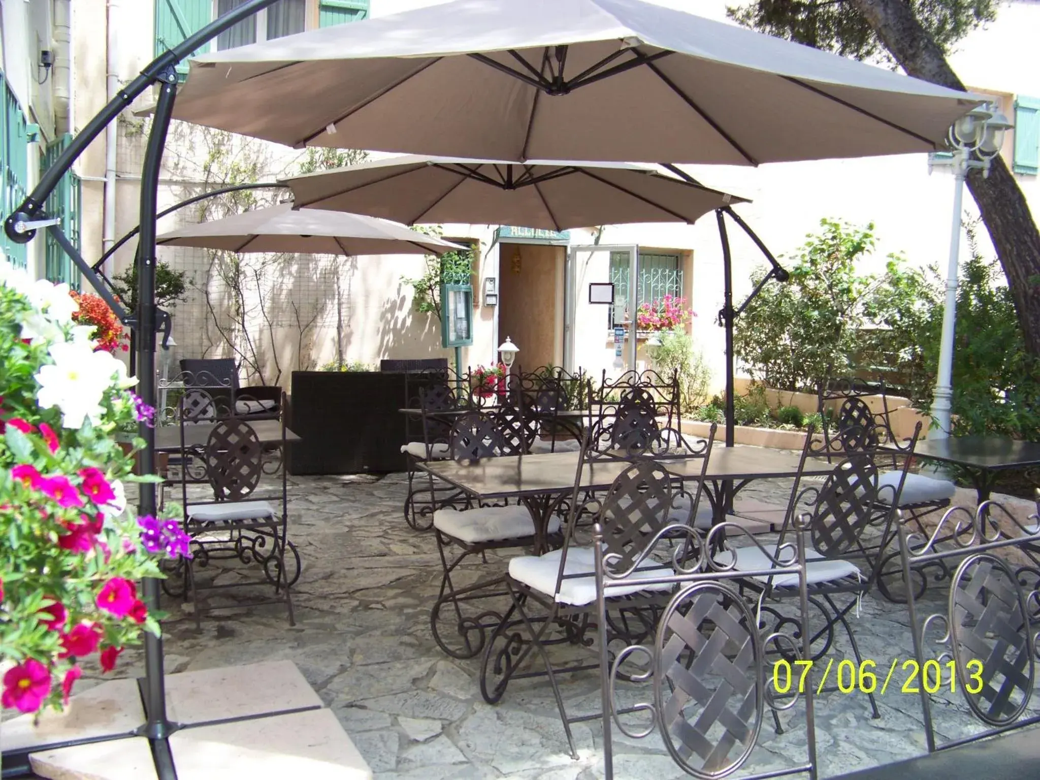 Patio, Restaurant/Places to Eat in Hôtel Le Clos des Pins