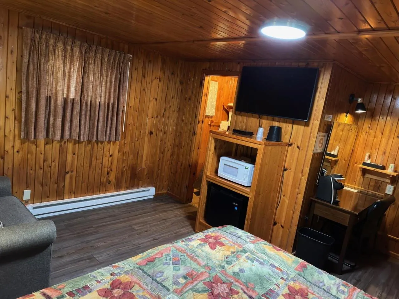 Bed in Sunset Motel at Armand's Gardens