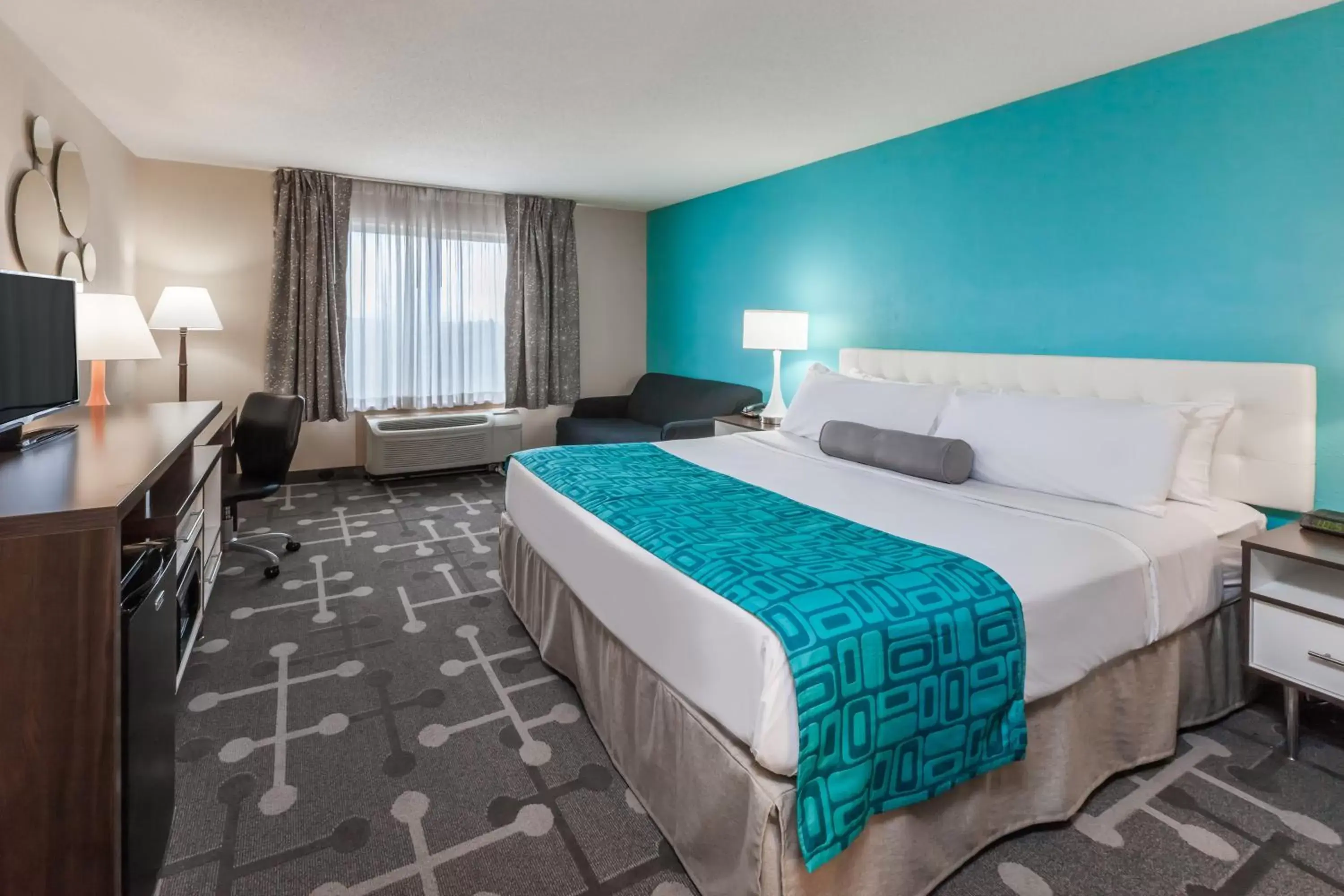 Bed in Howard Johnson by Wyndham Romulus Detroit Metro Airport