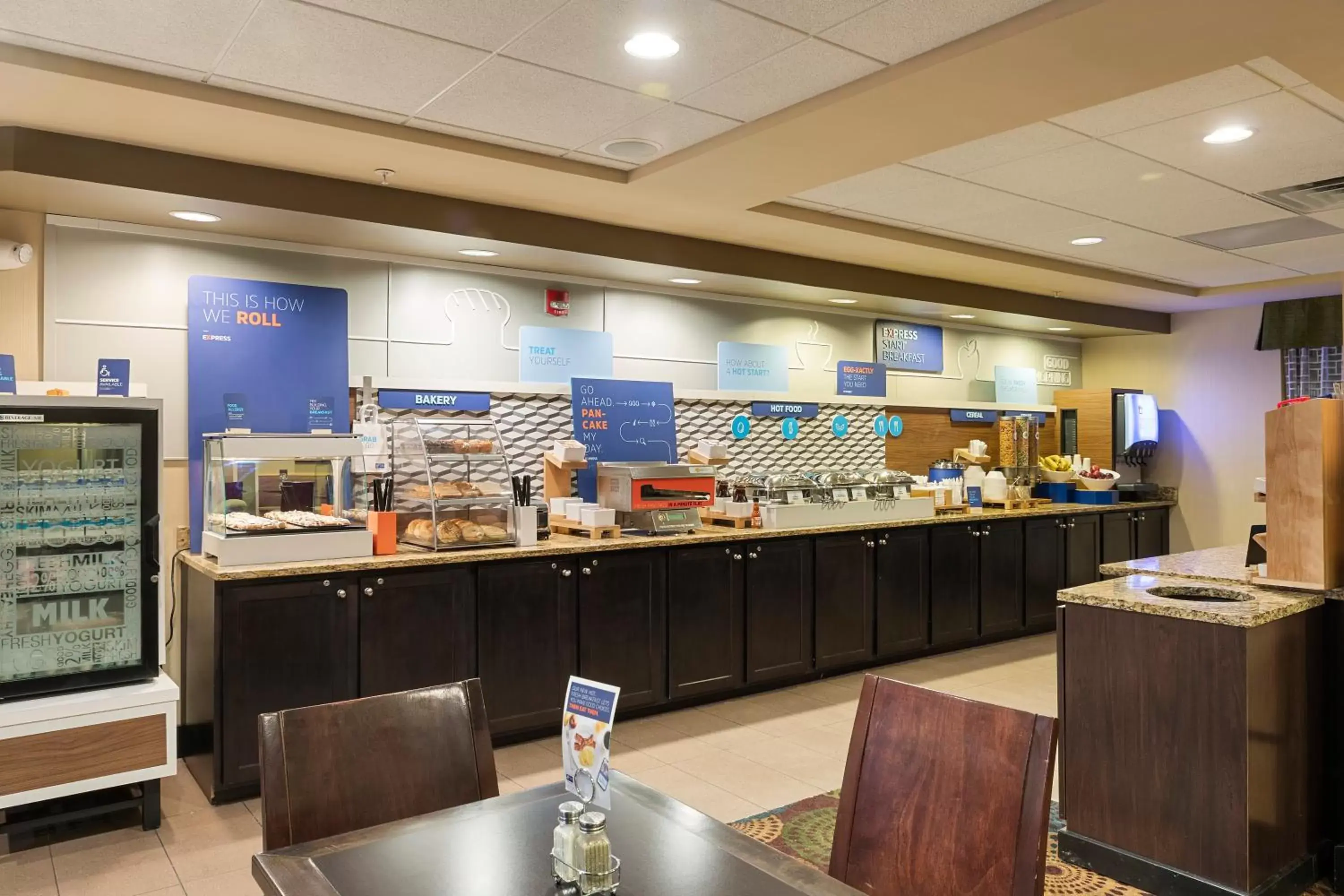 Breakfast, Restaurant/Places to Eat in Holiday Inn Express Bloomington West, an IHG Hotel