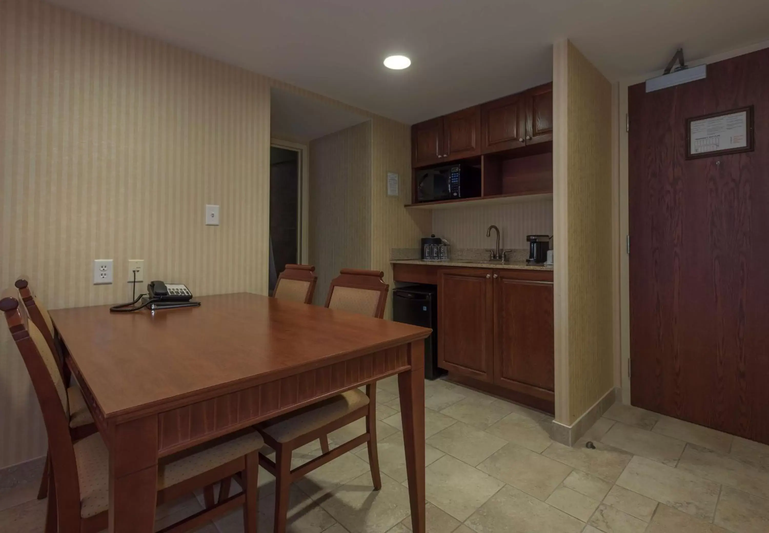 Photo of the whole room, Kitchen/Kitchenette in Best Western Plus Otonabee Inn