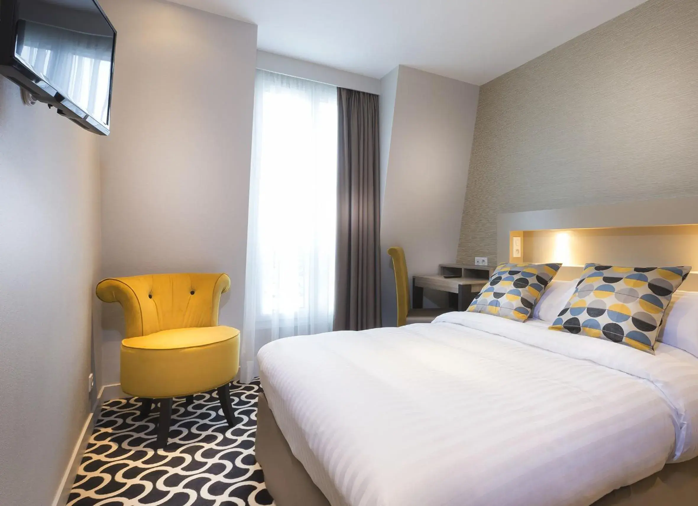 TV and multimedia, Bed in Hotel International Paris