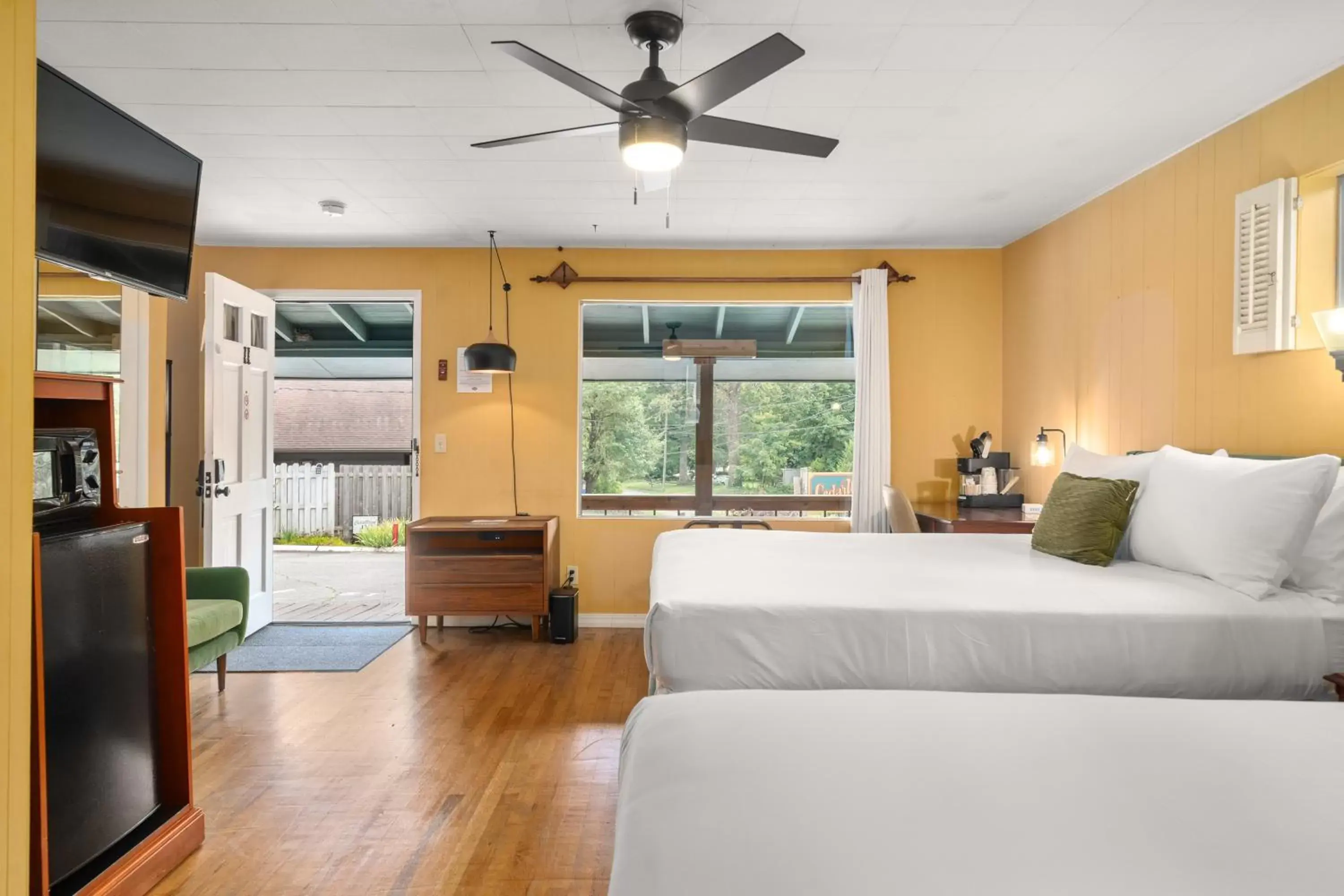 Bedroom in CedarWood Inn