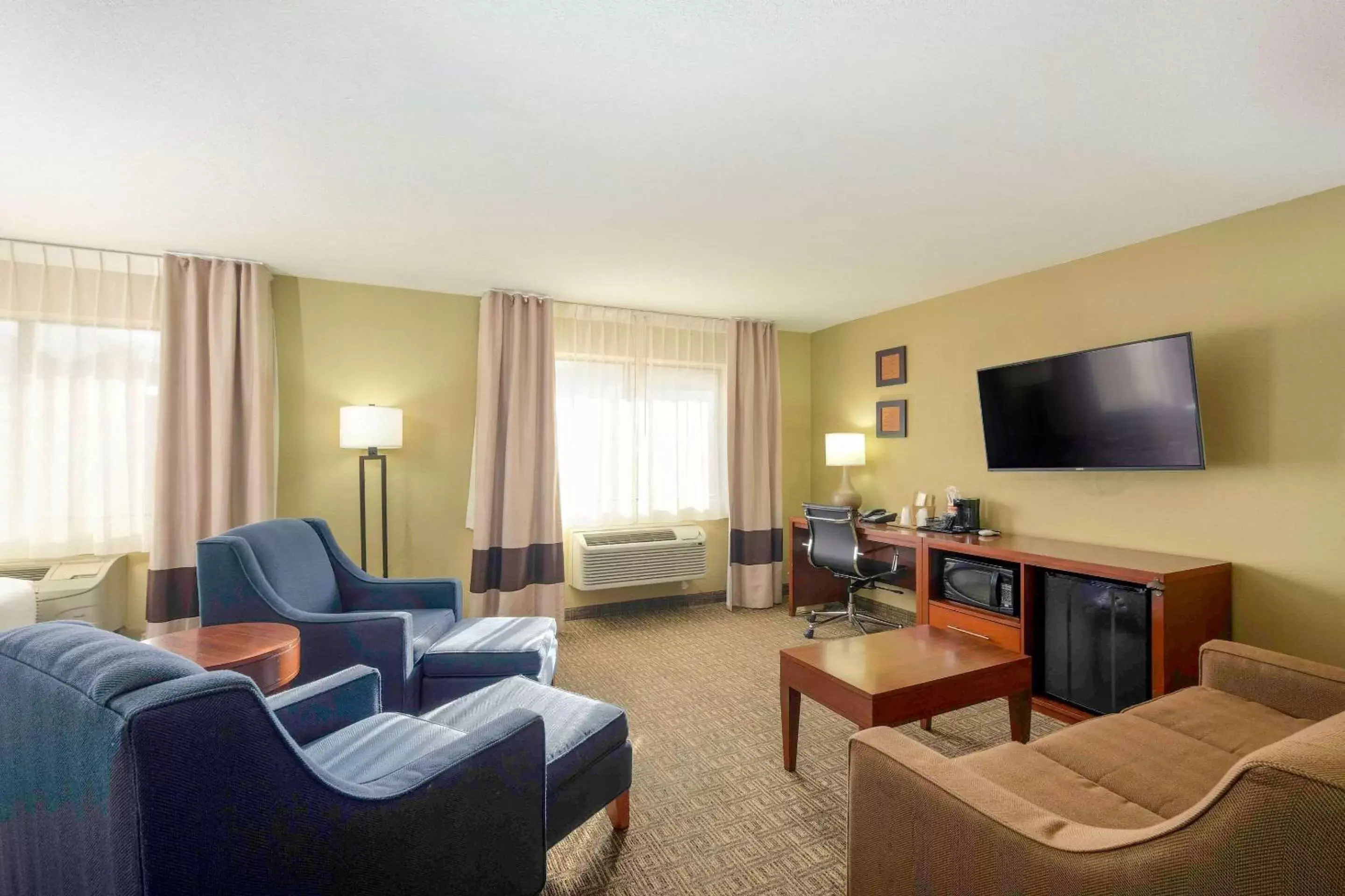 Photo of the whole room, Seating Area in Comfort Inn Near Gila National Forest