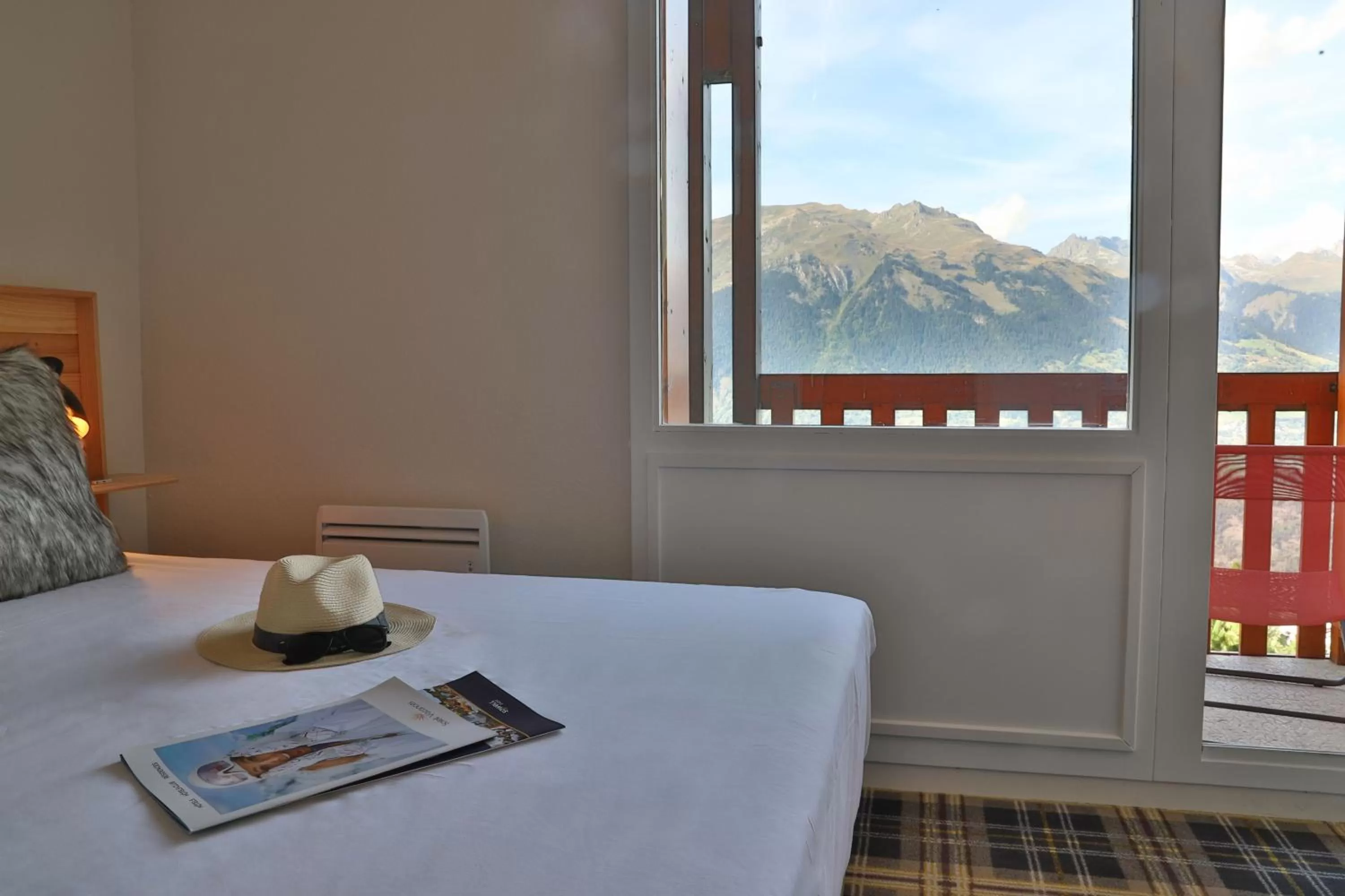 Bedroom, Bed in SOWELL Family La Lauzière