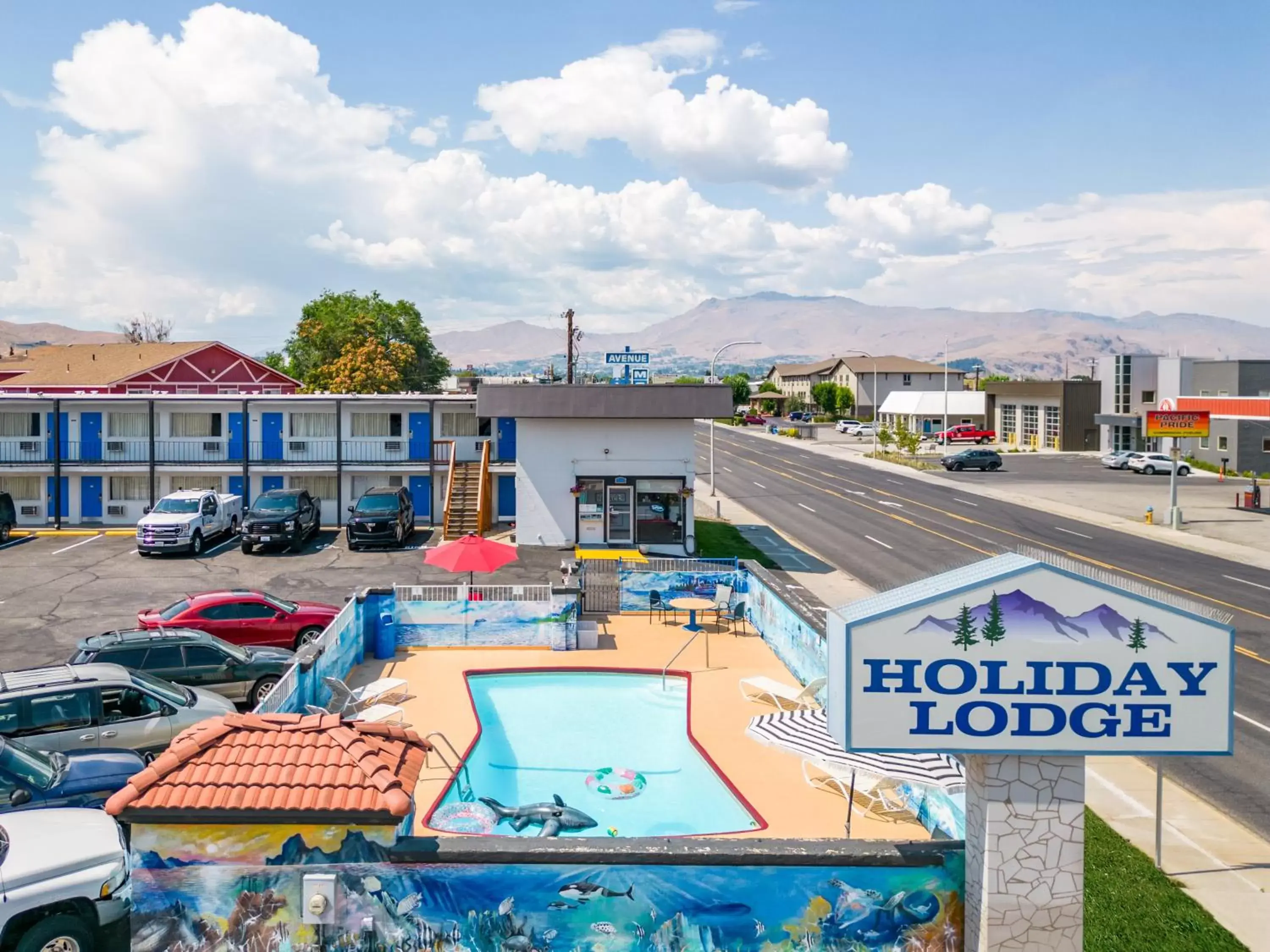 Property building in Holiday Lodge Wenatchee Property building in Holiday Lodge Wenatchee