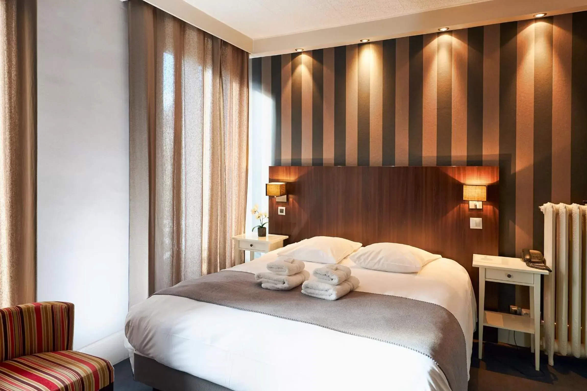 Bedroom, Bed in Hotel Les Negociants