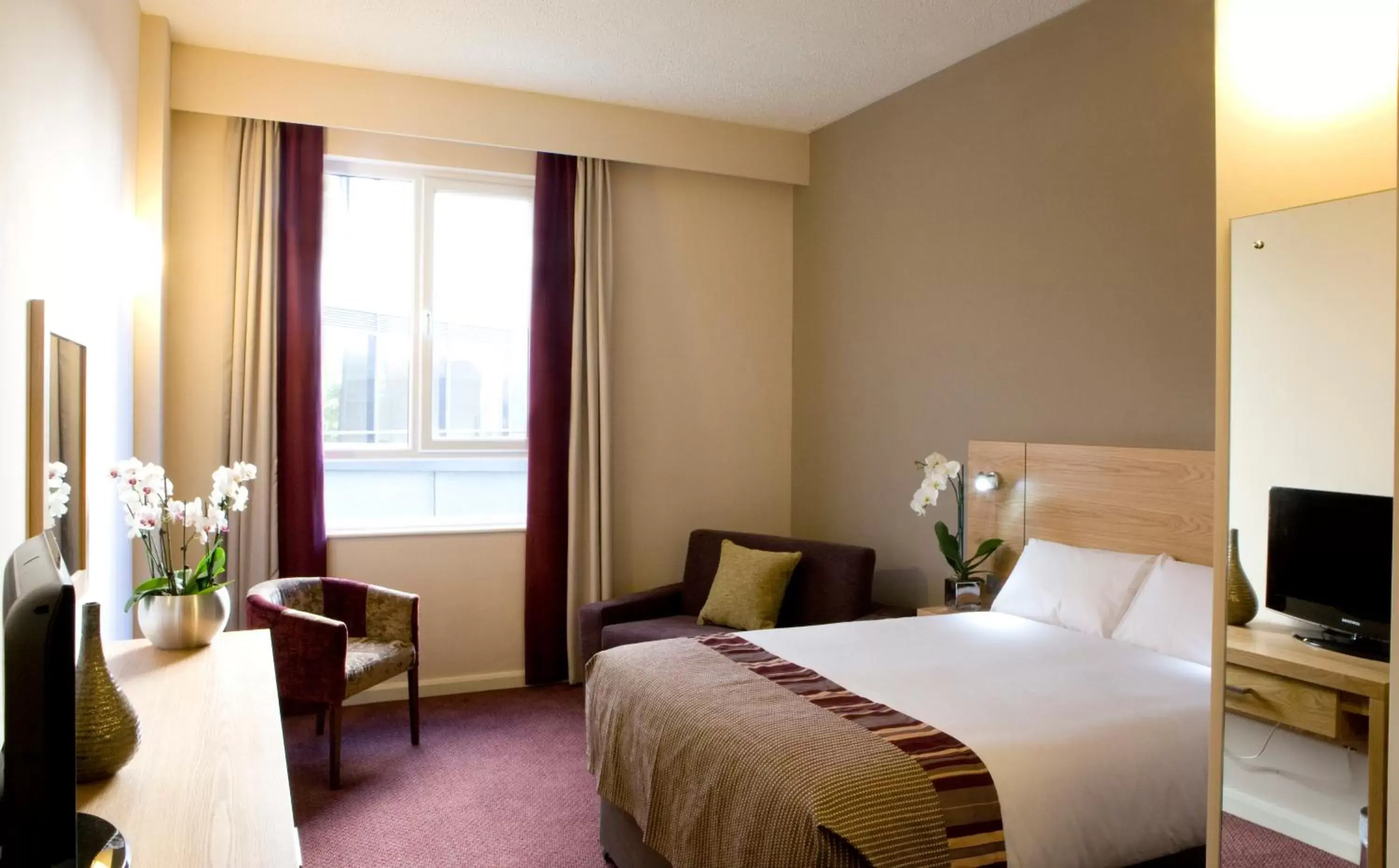 Bedroom, Bed in Leonardo Hotel Derby - Formerly Jurys Inn
