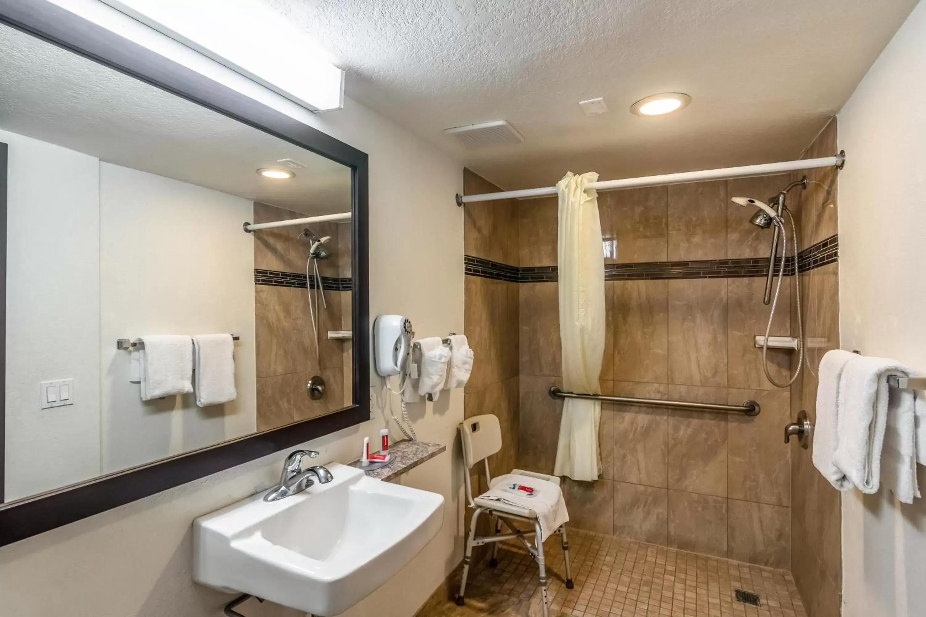 Bathroom in Glenridge Inn Glendale - Pasadena