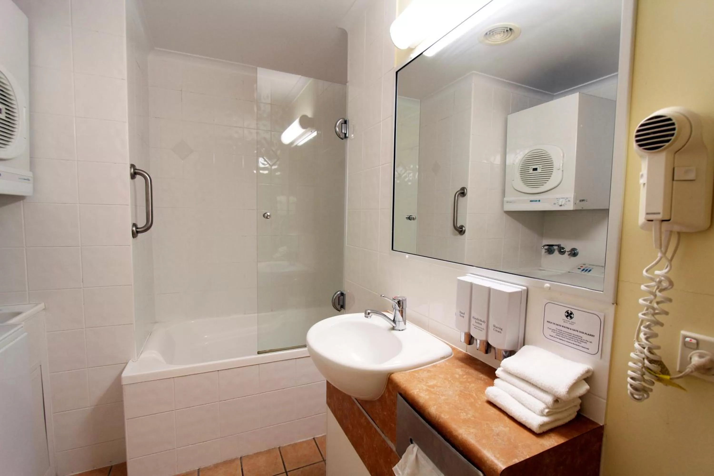 Bathroom in Windmill Motel & Events Centre