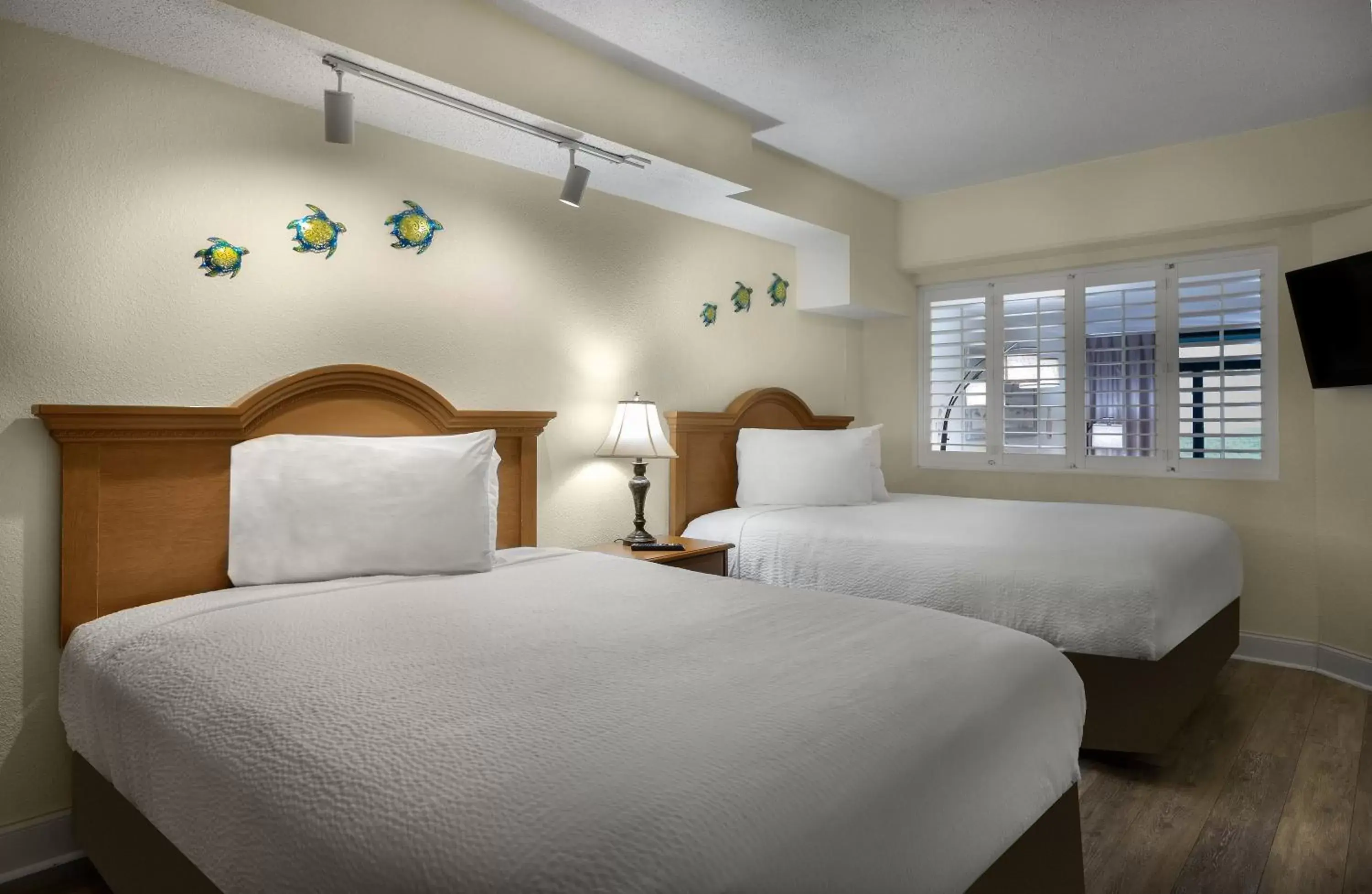 Bedroom, Bed in Beach Cove Resort
