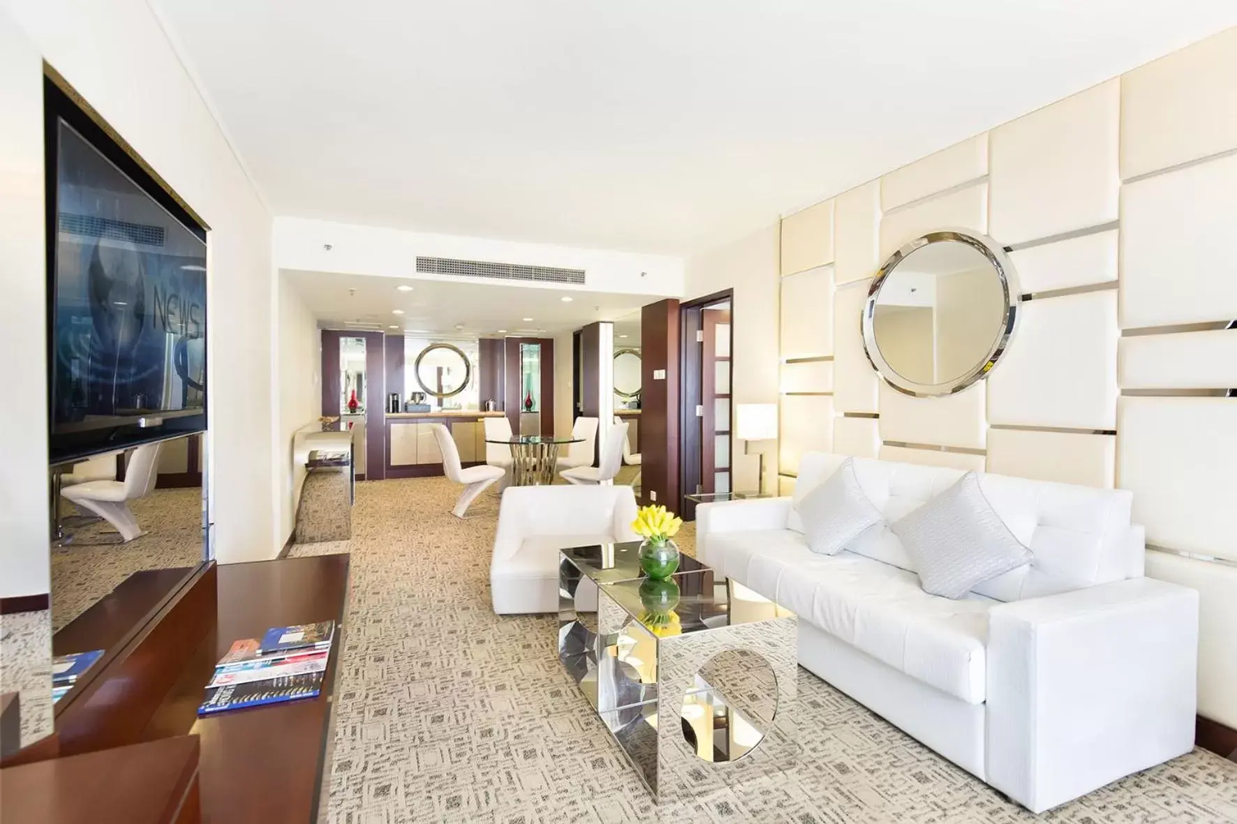 Living room, Seating Area in Regal Kowloon Hotel