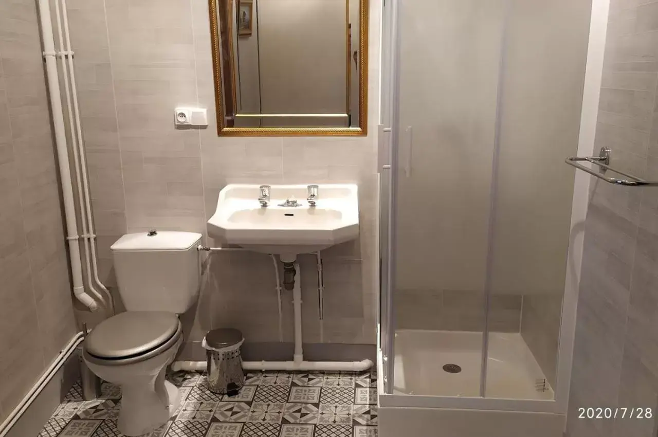 Bathroom in Chez Florence et Sylvain de Loudun