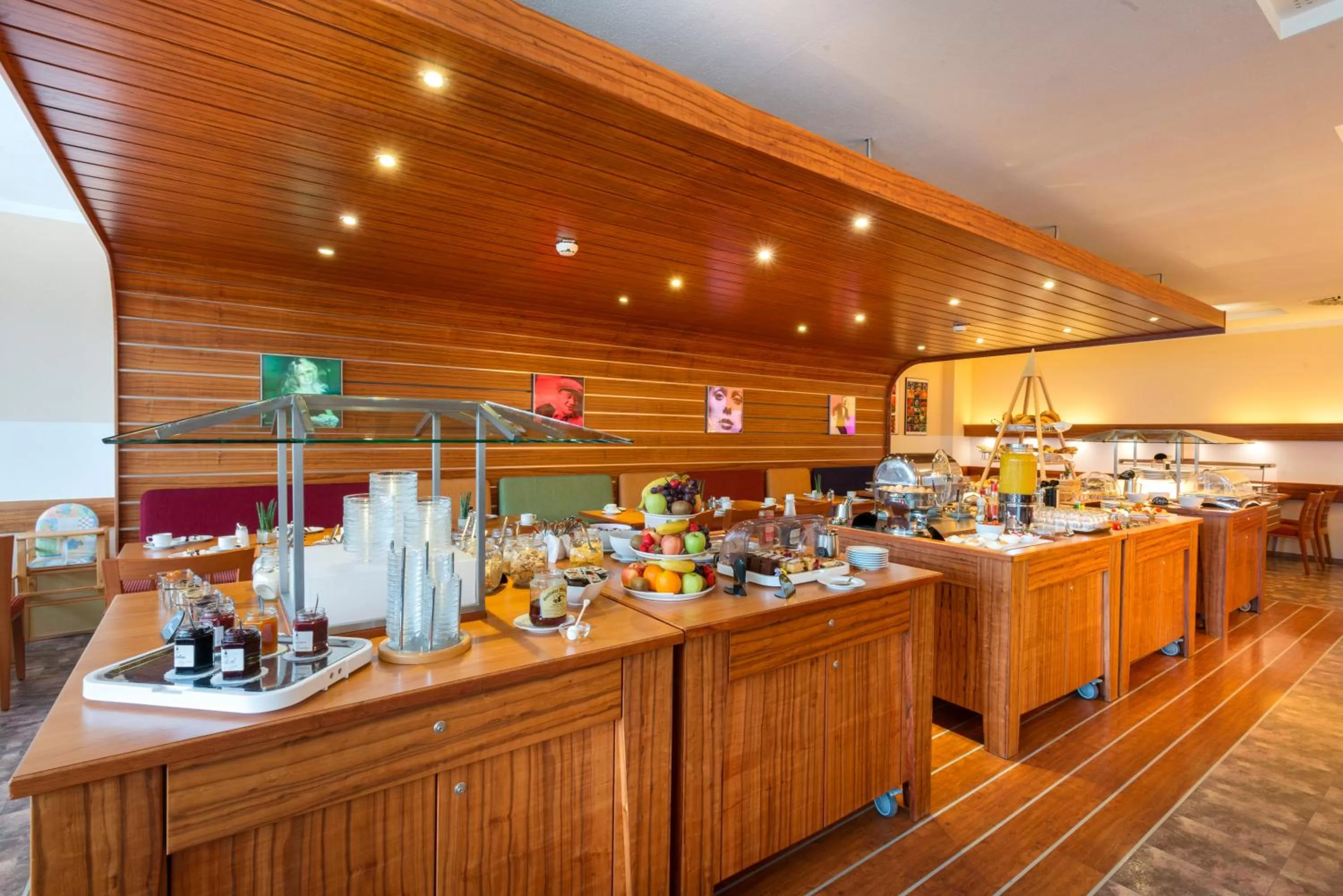 Restaurant/places to eat in Hotel City