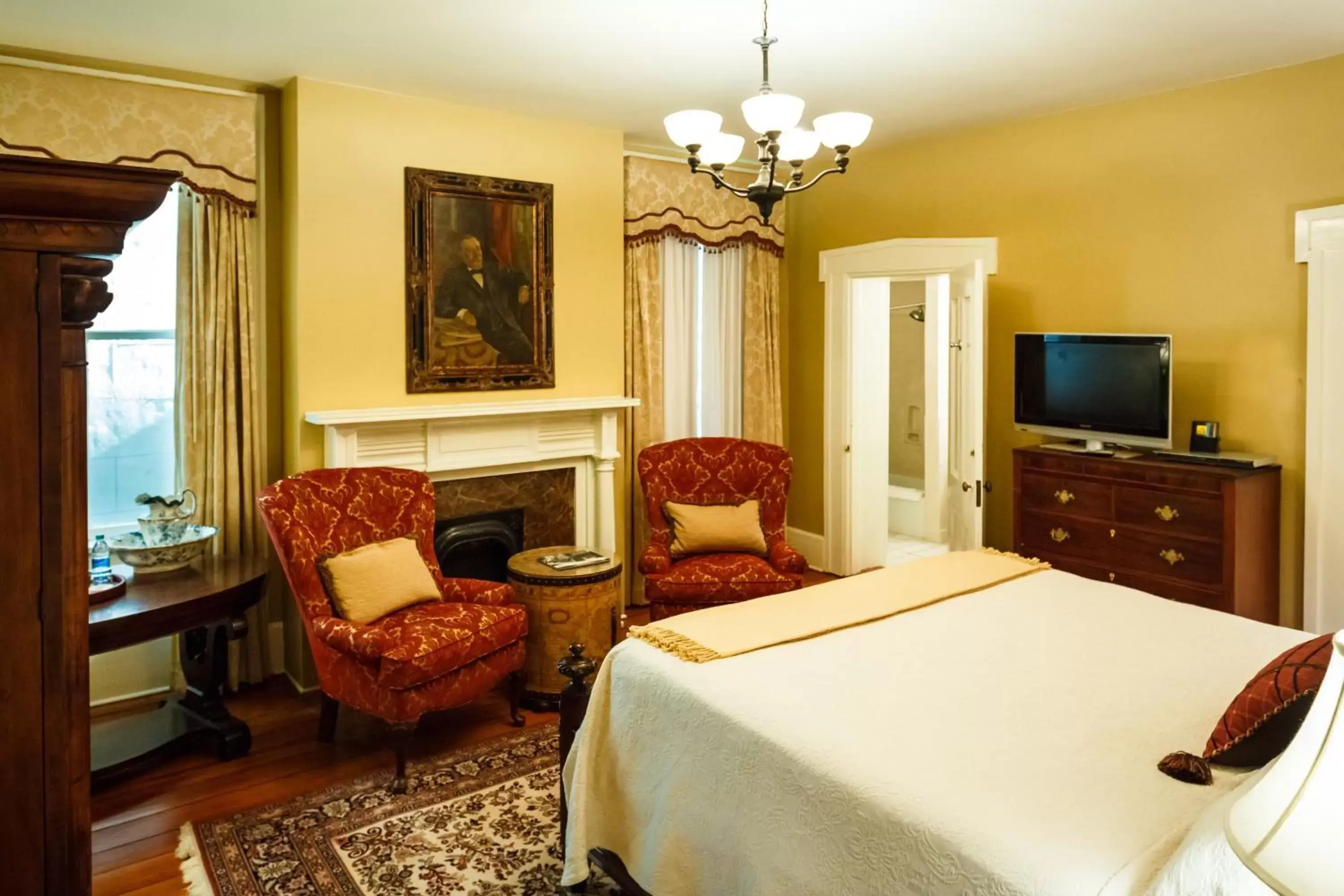 Photo of the whole room, TV/Entertainment Center in Eliza Thompson House, Historic Inns of Savannah Collection