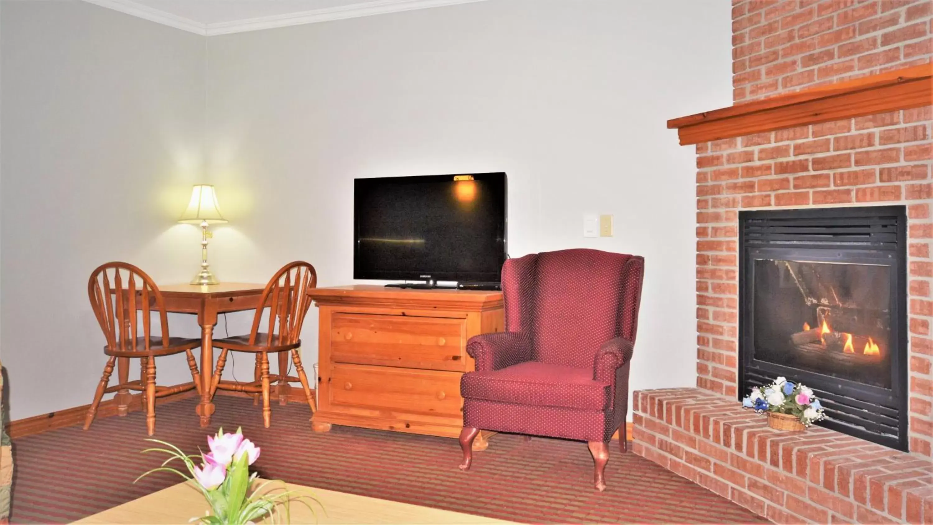 TV and multimedia, TV/Entertainment Center in Knights Inn Colonial Fireside Inn