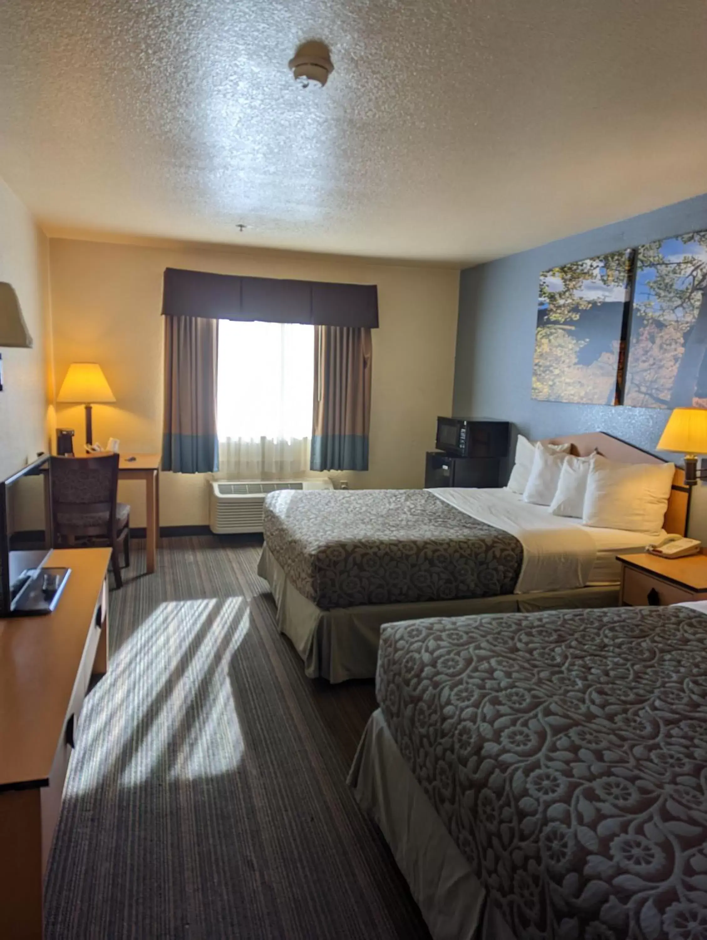Photo of the whole room, Seating Area in Days Inn & Suites by Wyndham Castle Rock